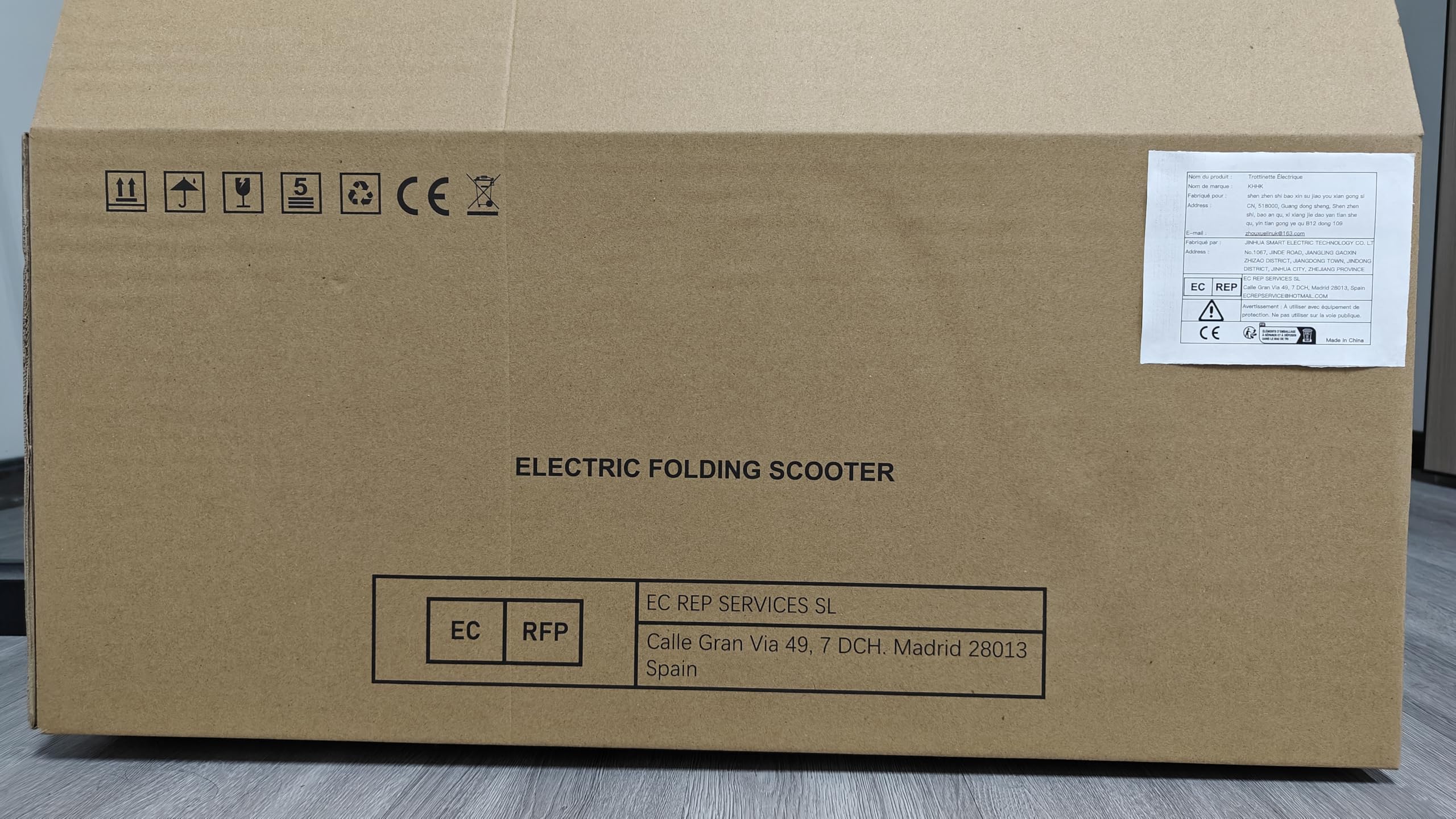 Trottinette Électrique pour Enfants avec Moteur sans Balais 200W, Autonomie 8–13 km, Double Système de Freinage, Réglable en Hauteur et Pliable, Éclairage LED pour Adolescents