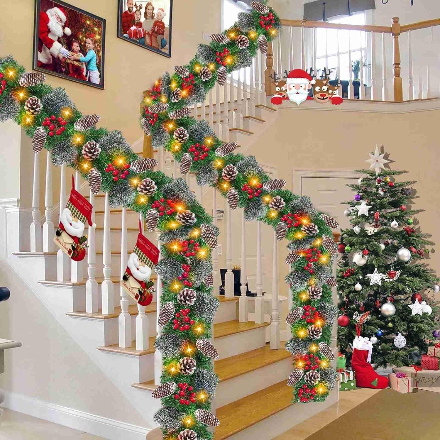 Guirnalda de Navidad prémium de 9 pies con 50 luces LED, 15 conos de pino, 32 bayas rojas y 260 ramas exuberantes | 8 modos de iluminación, funciona con pilas con temporizador | para decoración