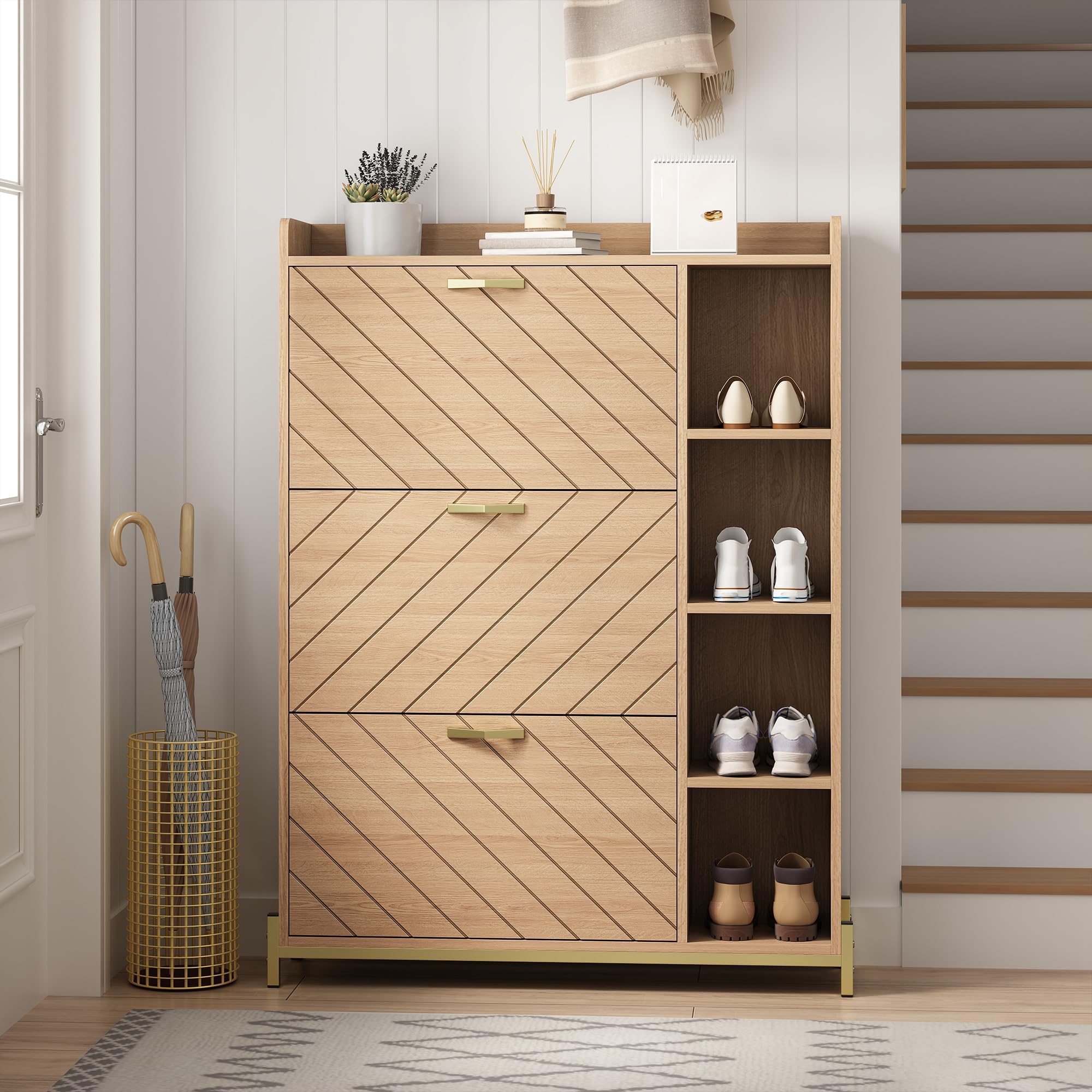 Mueble de almacenamiento en grano de roble con diseño nórdico y tres puertas abatibles