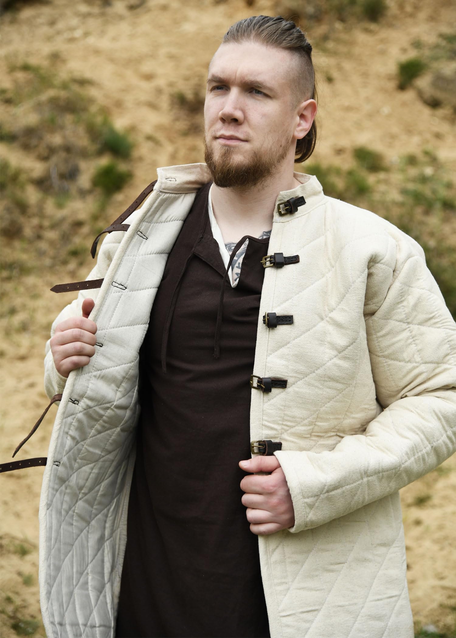Ulfberth Starker Gambeson mit Lederriemen und Schnallen, Schwarz aus Segeltuch mit Füllung aus Wolle für Mittelalter Schaukampf LARP Wikinger - Lang