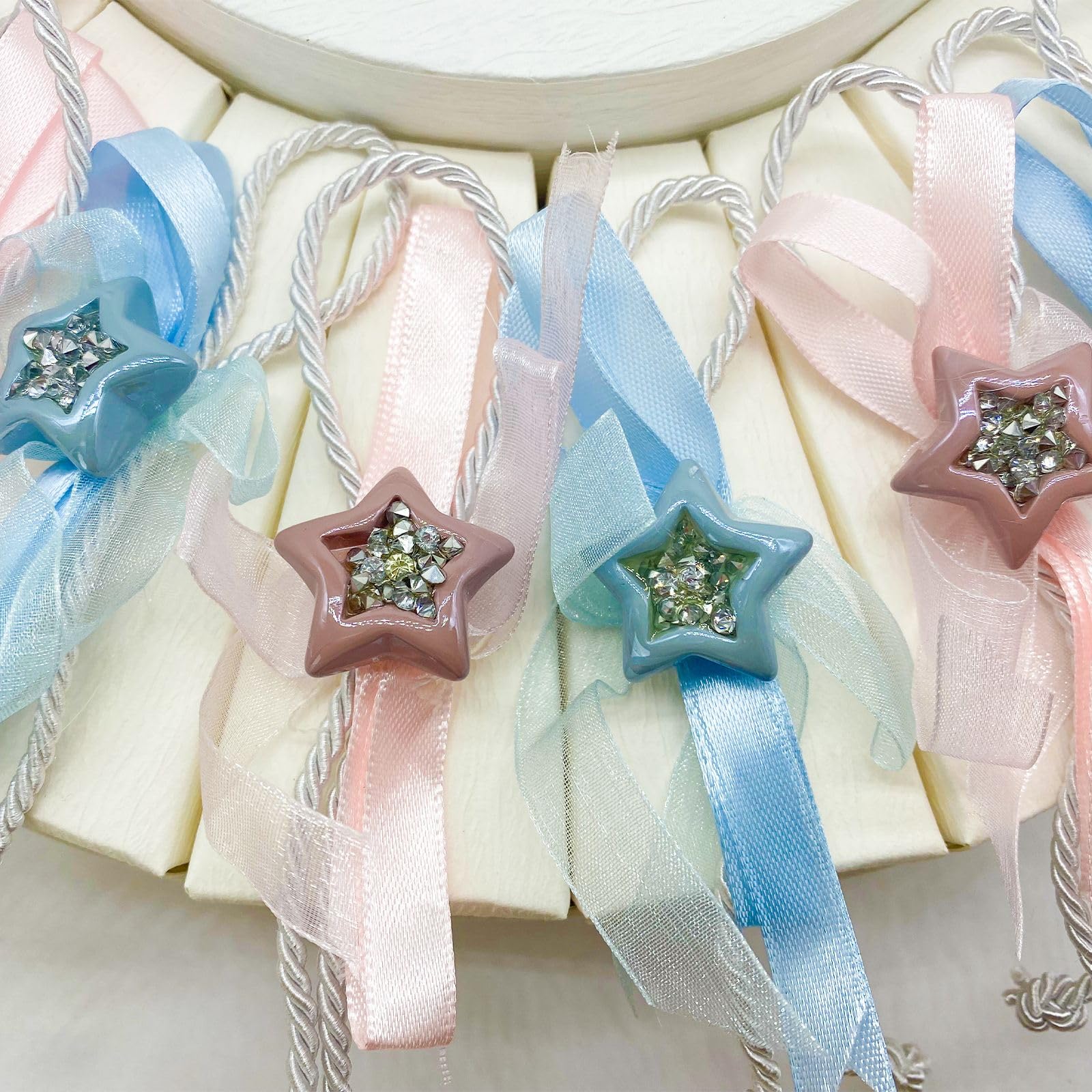 Doni Bomboniere Alzata in Cartone Bianco con sacchettini portaconfetti in 2 Colori, celesti e Rosa, con Applicazione Stella in Resina. Bomboniera per Nascita, Battesimo per Gemelli (MF - 18 pz)