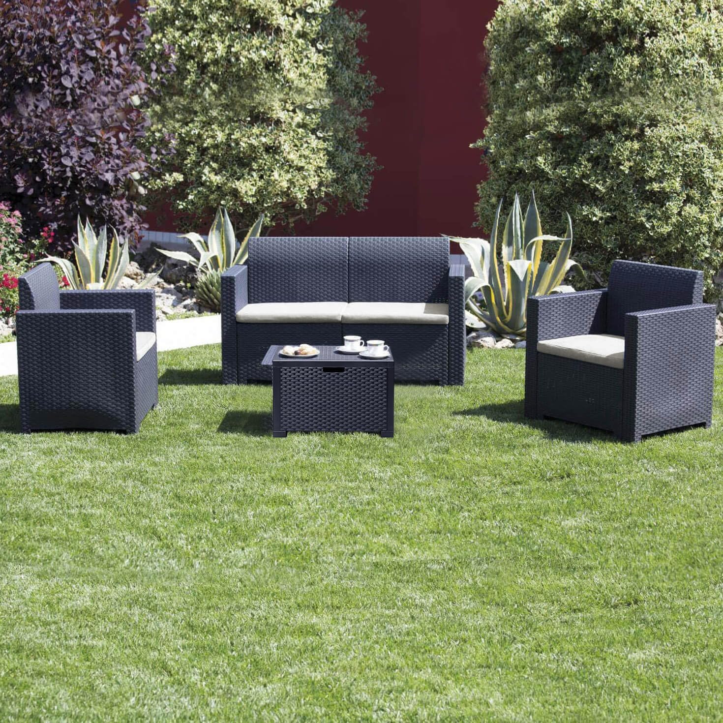Generico Bica - Salottino Lounge da Giardino in Polipropilene – Set 4 Pezzi con Tavolino Contenitore e Cuscini – Eleganza e Comfort per i Tuoi Spazi Esterni