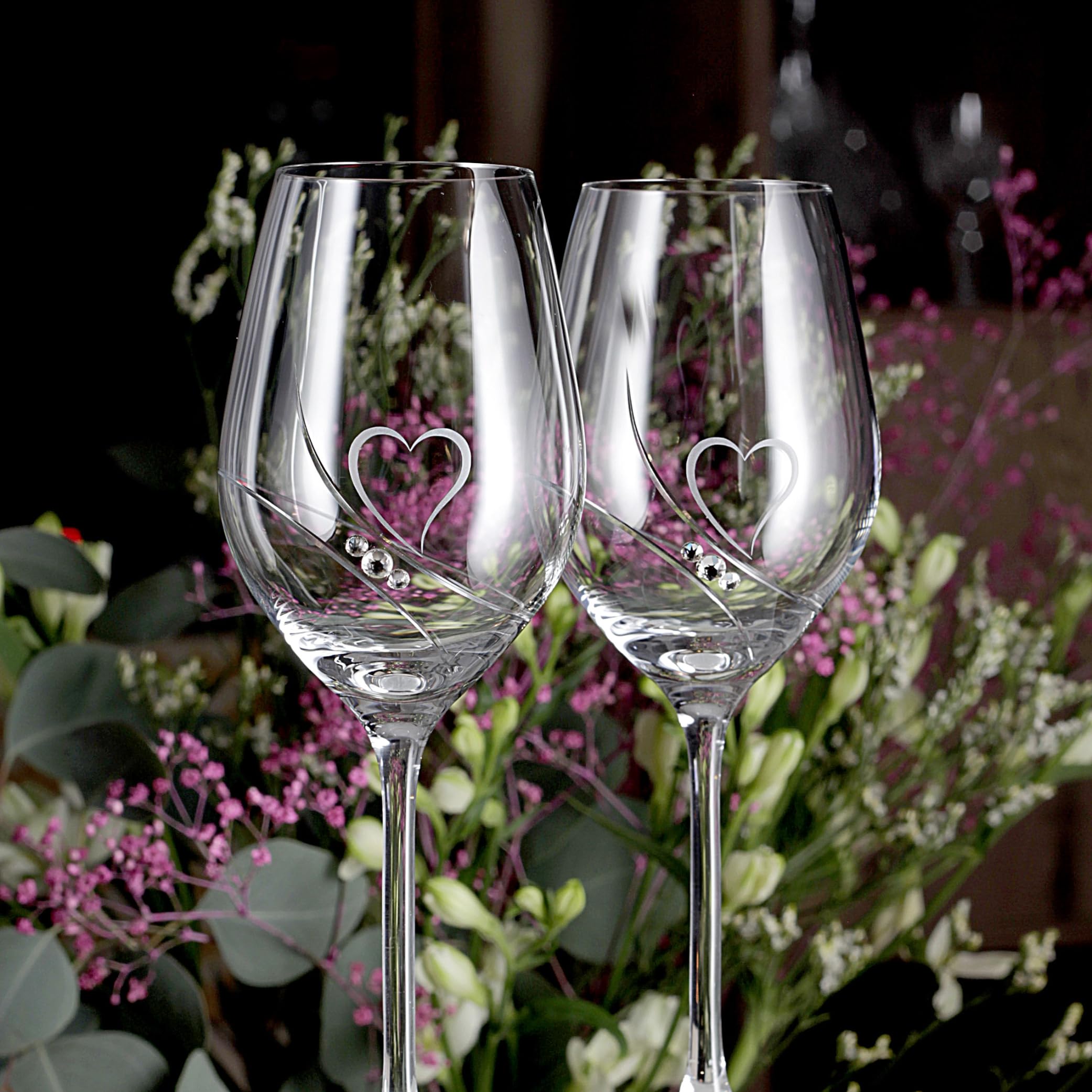 Copas de vino blanco, juego de copas de vino hechas a mano con corazones grabados, regalos para mujeres, líneas pulidas y cristales Swarovski, juego de vasos moderno, paquete de regalo, 2