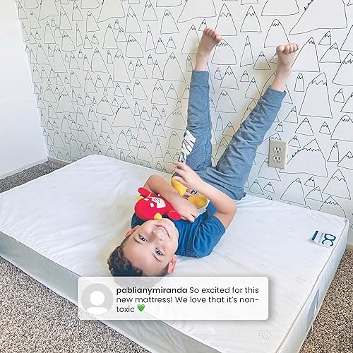 Miniatura 8 de Baby Shark - Cama de plástico para dormir y jugar para niños pequeños + colchón Delta Children Twinkle Galaxy con núcleo de fibra reciclada de doble