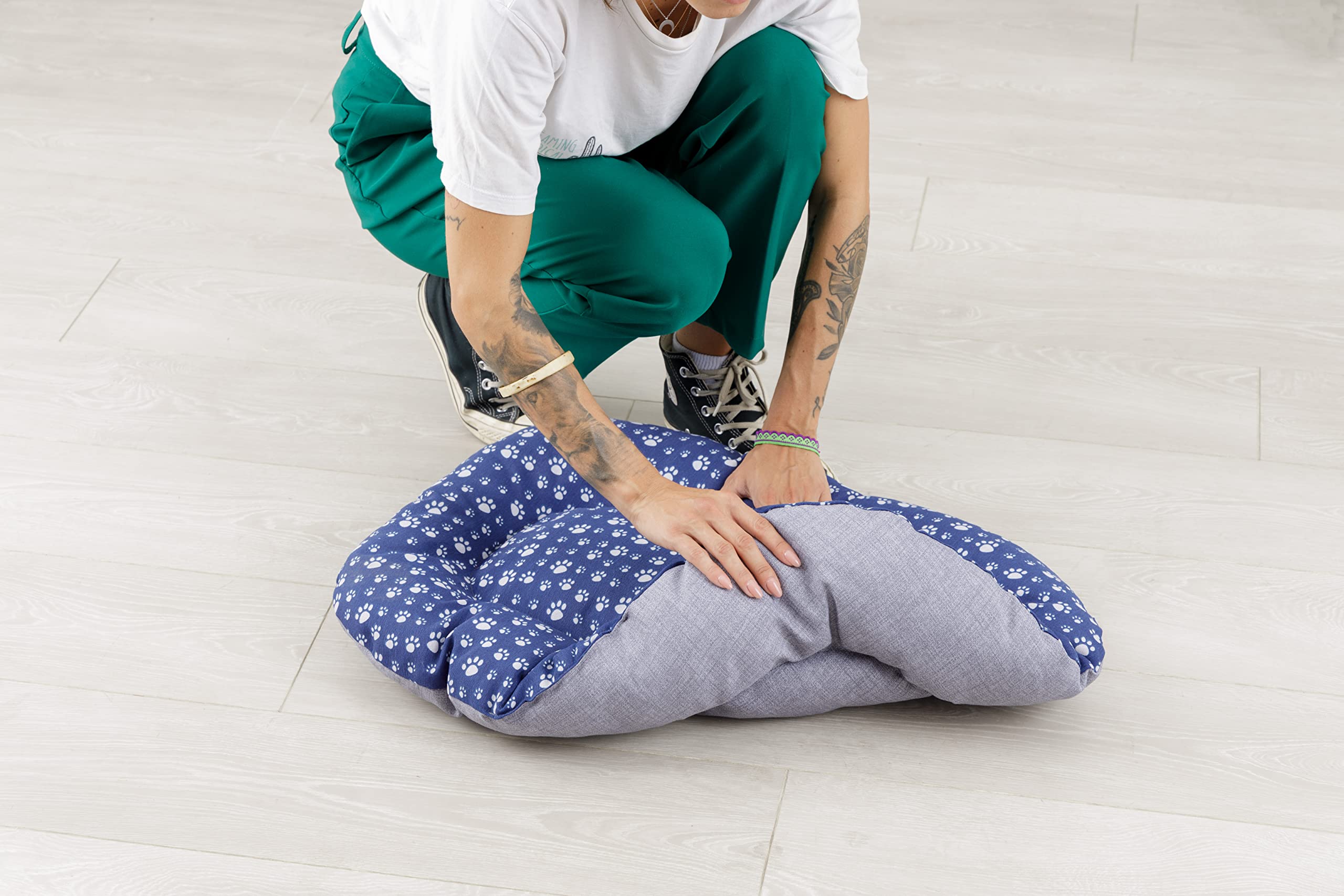 Baroni Home Cuscino Ovale per Cani e Gatti Tessuto Taglia, Imbottito con Morbido Foam, Utilizzabile su Entrambi i Lati (40x60x7 cm, Grigio e Zampine)