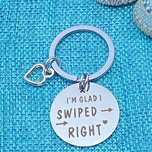 Vista 2 de Llavero divertido para parejas, regalo para él o ella, con texto en inglés "I Glad I Swiped Right", regalo para el día de San Valentín, para marido