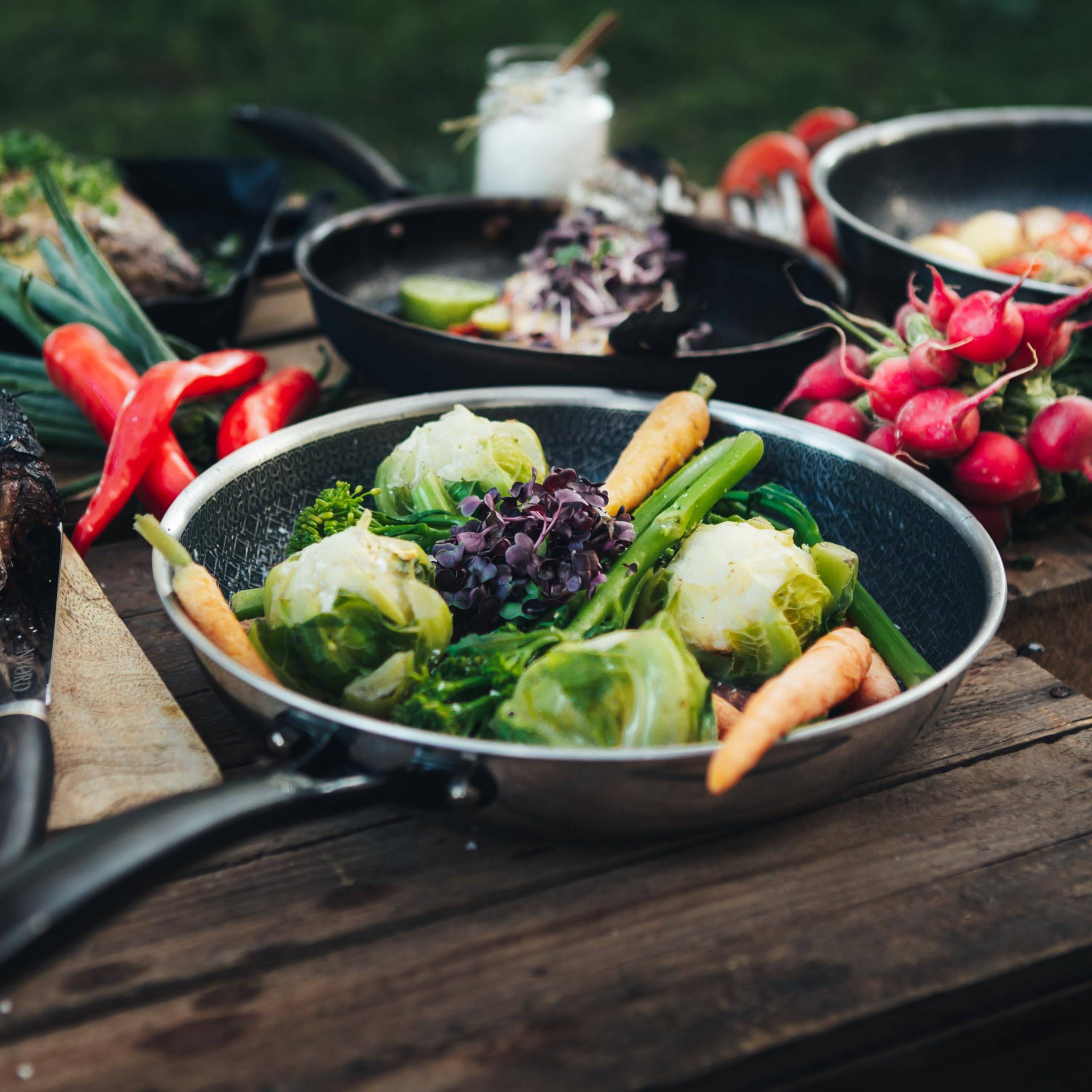 NYORD Edelstahlpfanne - Antihaft, Kratzfest, Pfanne Wabenstruktur, Spülmaschinenfest, Hybrid Bratpfanne, Keramik Beschichtung, PTFE & PFOA frei, Ofenfest, für Induktion, Gas & Ceran, mit Deckel - 28cm