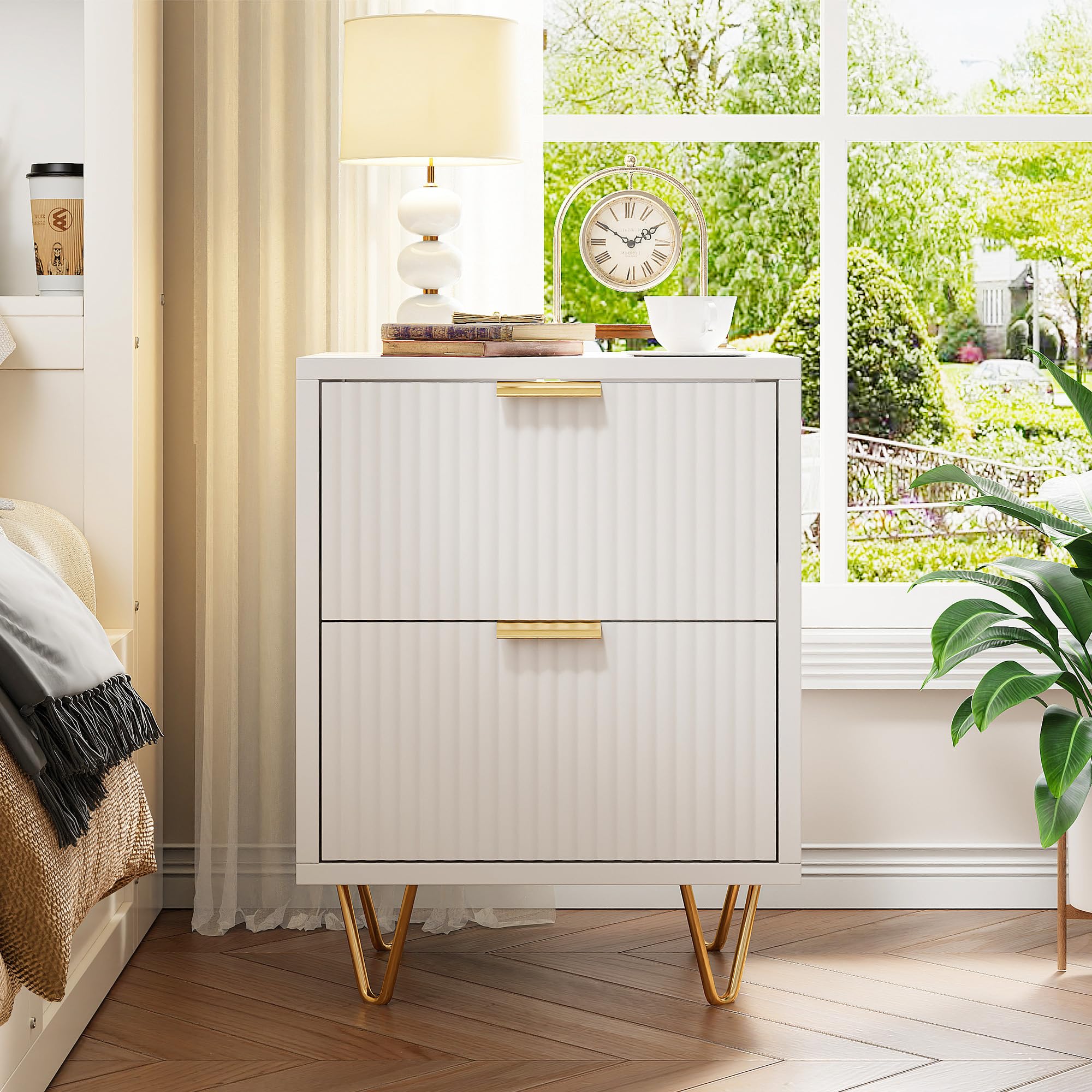 Mesita de noche blanca con patas doradas