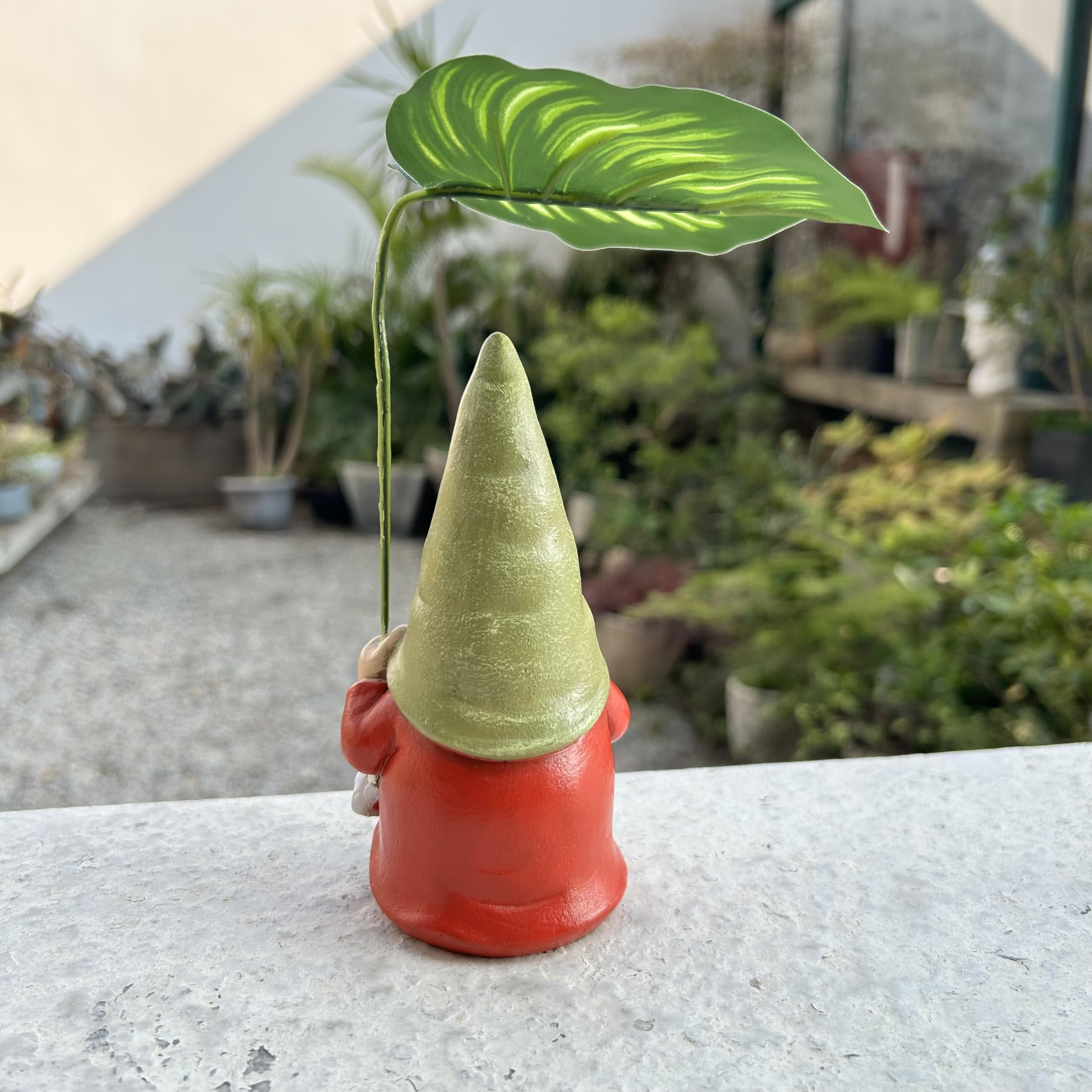Gnomo de jardín con paraguas de hojas, figura decorativa, rojo y verde, con mariquita sosteniendo