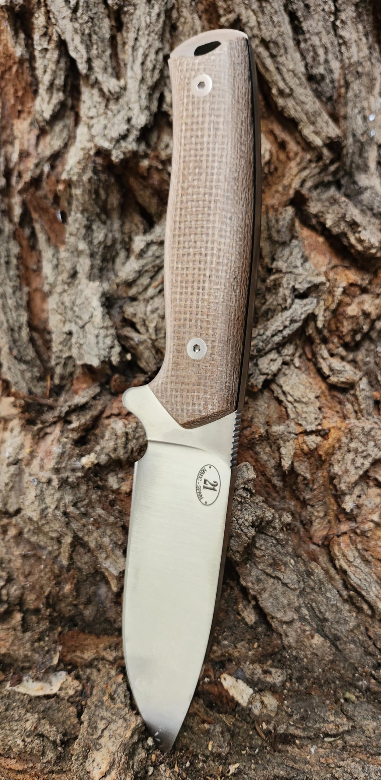 JEO-TEC Nº21 Nóż Bushcraft, nóż do paska na zewnątrz, nóż myśliwski, nóż survivalowy wielofunkcyjny , stałe ostrze, BÖHLER N690C, z naturalna skorzana osłona + krzesiwo + ostrzalka do noży , recznie robiony w Hiszpanii