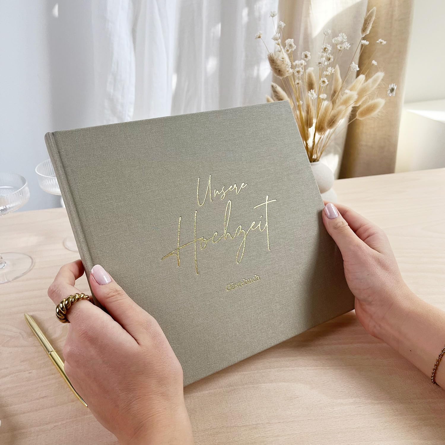 mintkind® Gästebuch Hochzeit zum Ausfüllen Beige inkl. 4 Stickerbögen | 84 Seiten mit Fragen für die Gäste | Hochzeitsgeschenke für Brautpaar als Hochzeit Deko | Goldene Hochzeit Silber Hochzeit