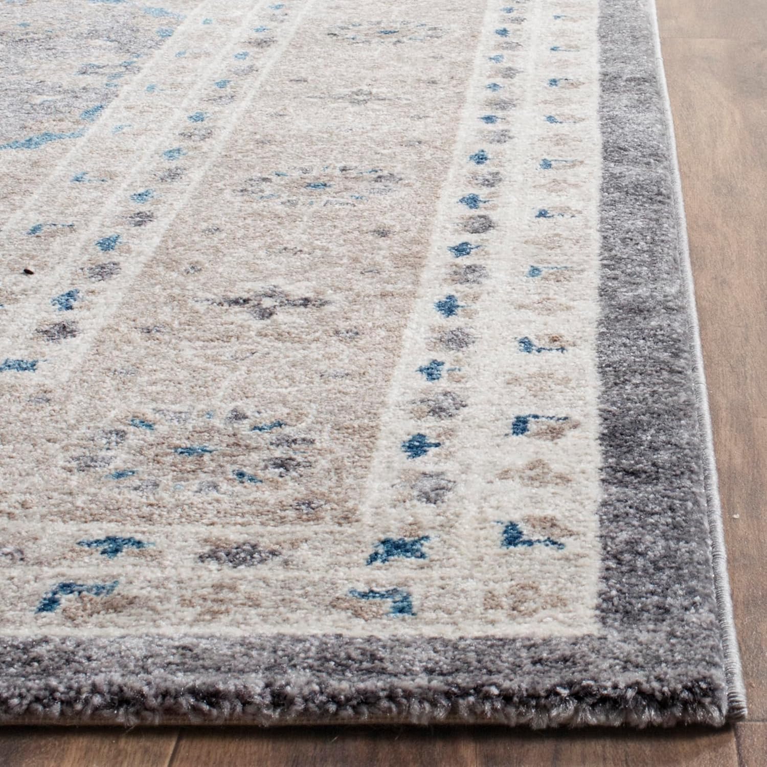 SAFAVIEH Sofia Collection Area Rug - 6'7" Square, Light Grey & Beige, Vintage Oriental Distressed Design, Non-Shedding & Easy Care, Ideal for High Traffic Areas in Living Room, Bedroom (SOF366B)