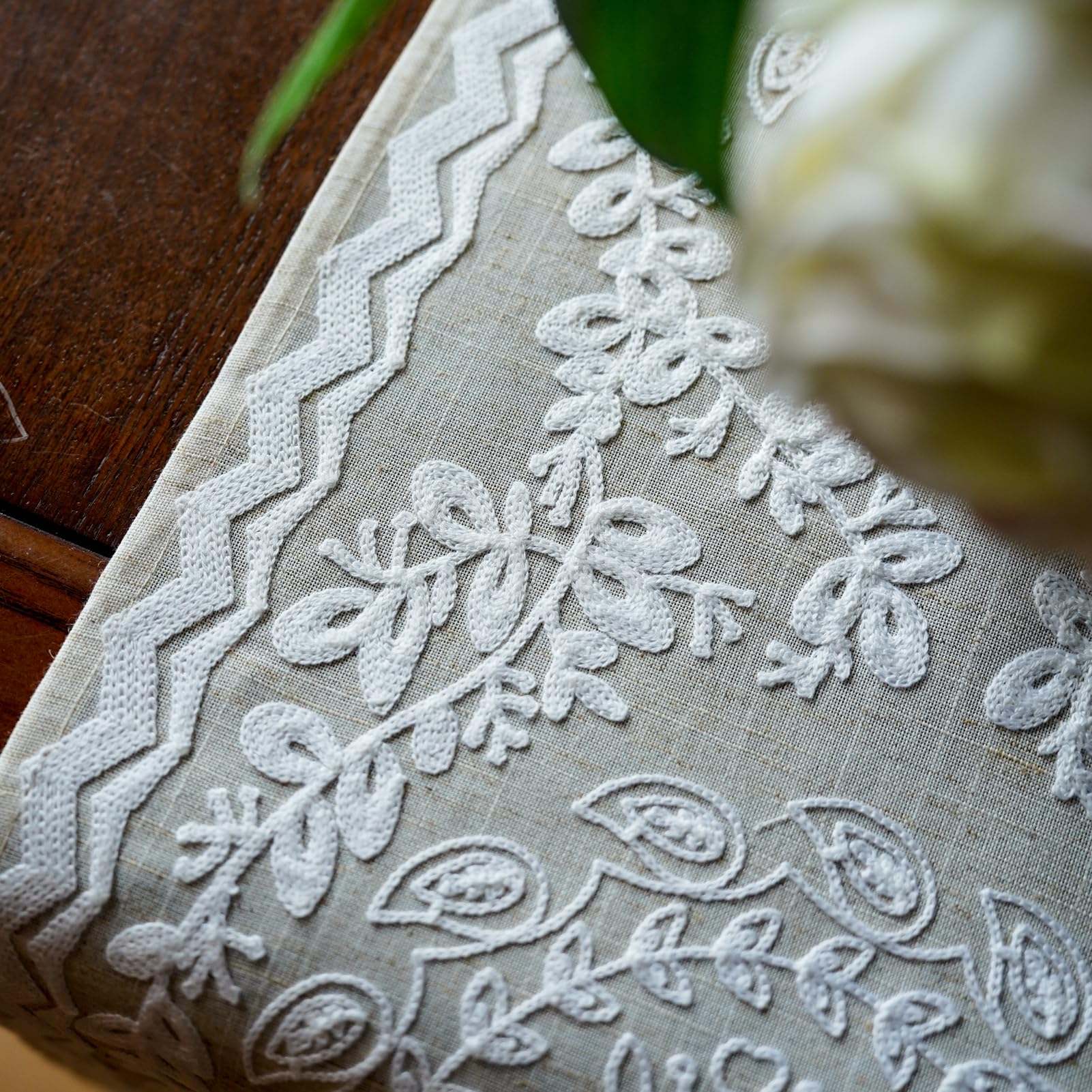 ARTABLE Camino de mesa de tela de lino, elegante patrón bordado, estilo rústico para mesa de centro, cocina, hogar, comedor (14 x 70 pulgadas, lino)