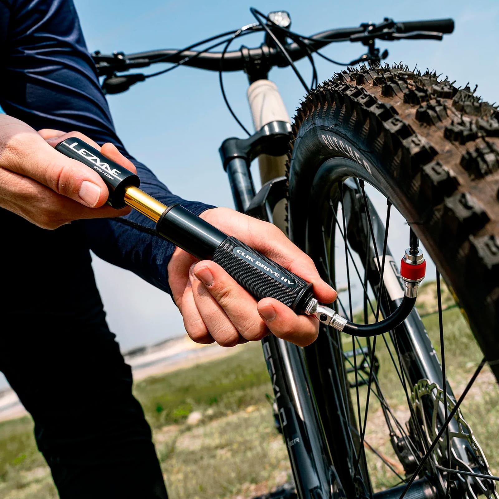 LEZYNE CLIK Drive Pompe manuelle compacte et légère en aluminium usiné CNC pour vélo de route, VTT et vélos de gravier | Tuyau flexible, support de cadre inclus