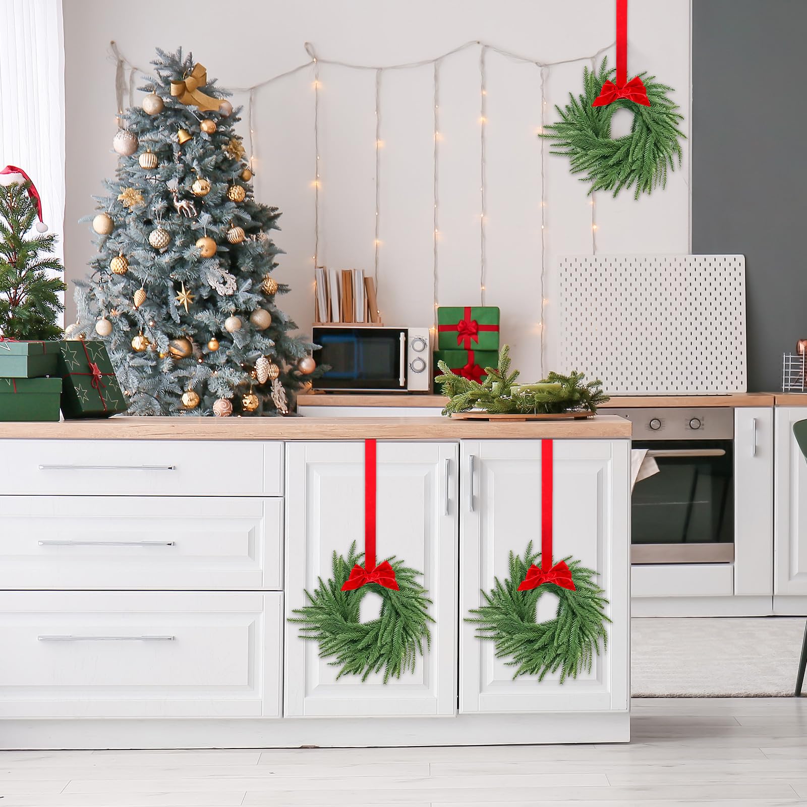 Paquete de 8 coronas pequeñas de Navidad Norfolk de 7.8 pulgadas para armarios de cocina con cinta de lazo de pino de Norfolk de tacto real, decoración colgante para ventana de Navidad, puerta