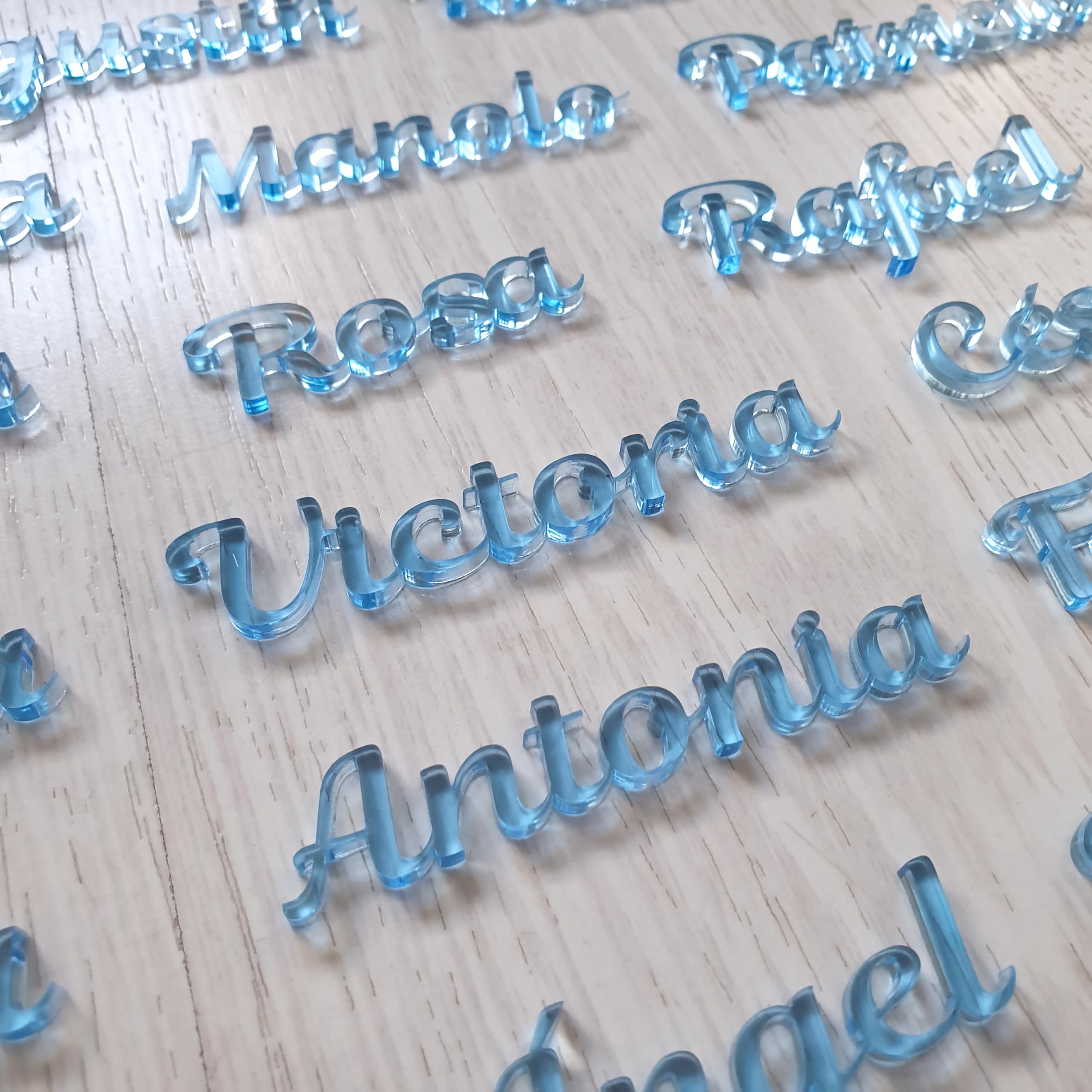 Marcasitios para bodas. Nombres personalizados para bautizos, comuniones y fiestas. PACK de 10. Hechos en metacrilato efecto azul hielo