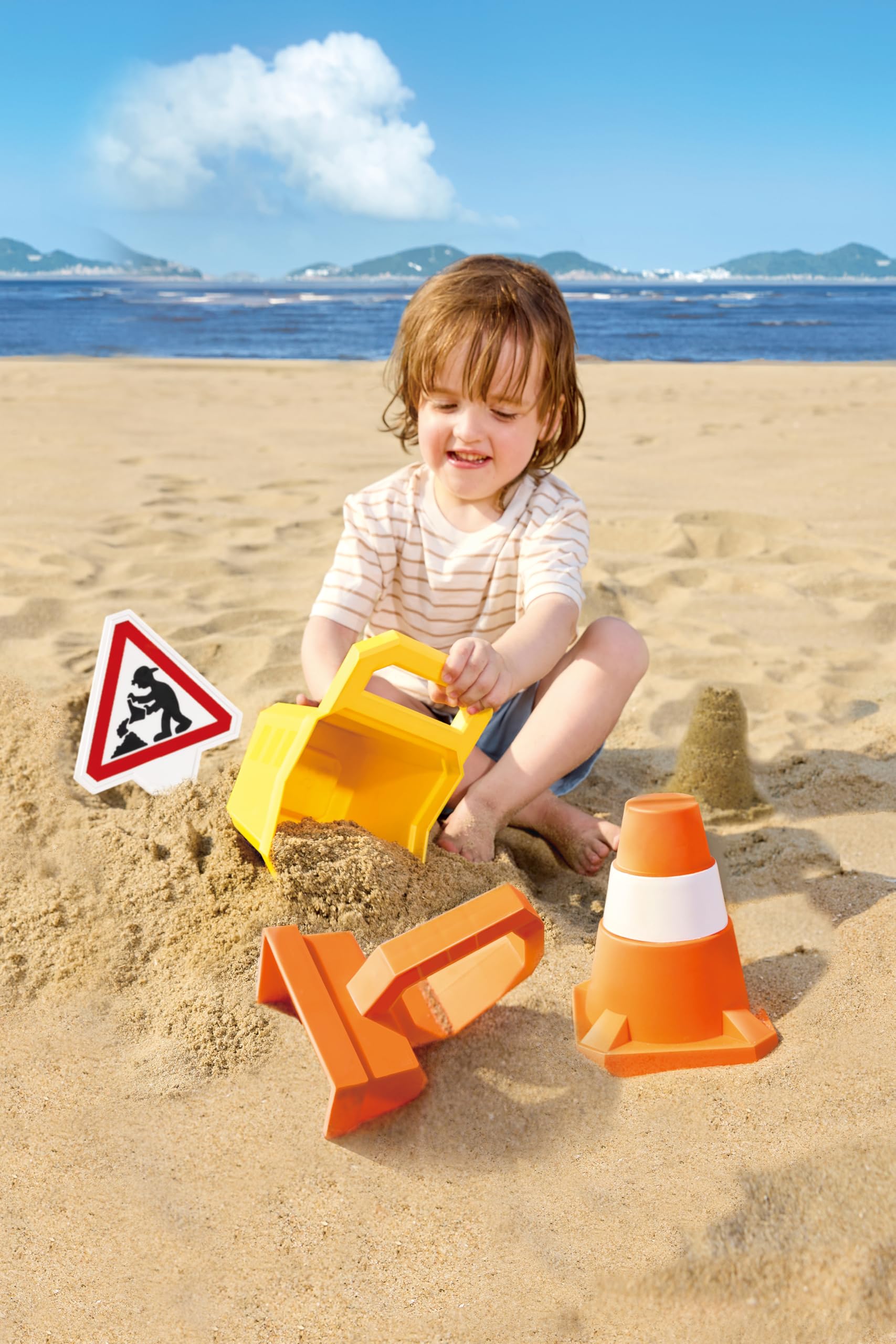 Hape Sandspielzeug Set Kinder Baustelle, Sandlaster mit Baustellen Zubehör und Maurer Set, Outdoor Spielzeug für Strand und Sandkasten