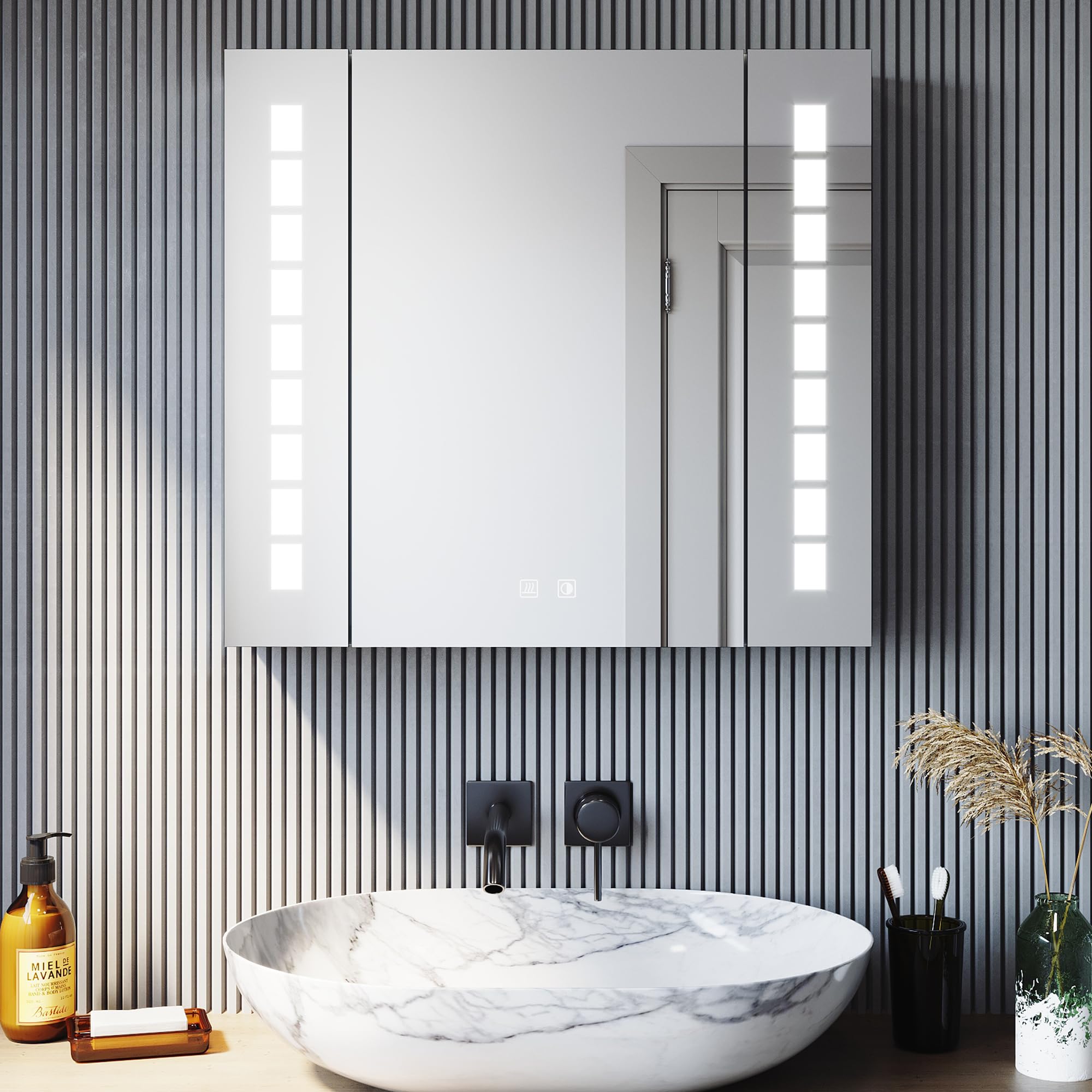 SONNI szafka łazienkowa z lustrem LED i gniazdkiem 60 x 65 cm, szafka z lustrem aluminiowa z przełącznikiem dotykowym, 3 kolory światła + funkcja odmgładzania, bezprzewodowe zawiasy, design do