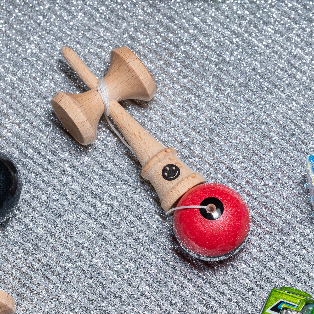 KROM Kendama Micro Rojo – Mini Kendama de Madera de Haya – Totalmente jugable – Tamaño de Bolsillo – para Principiantes y Profesionales