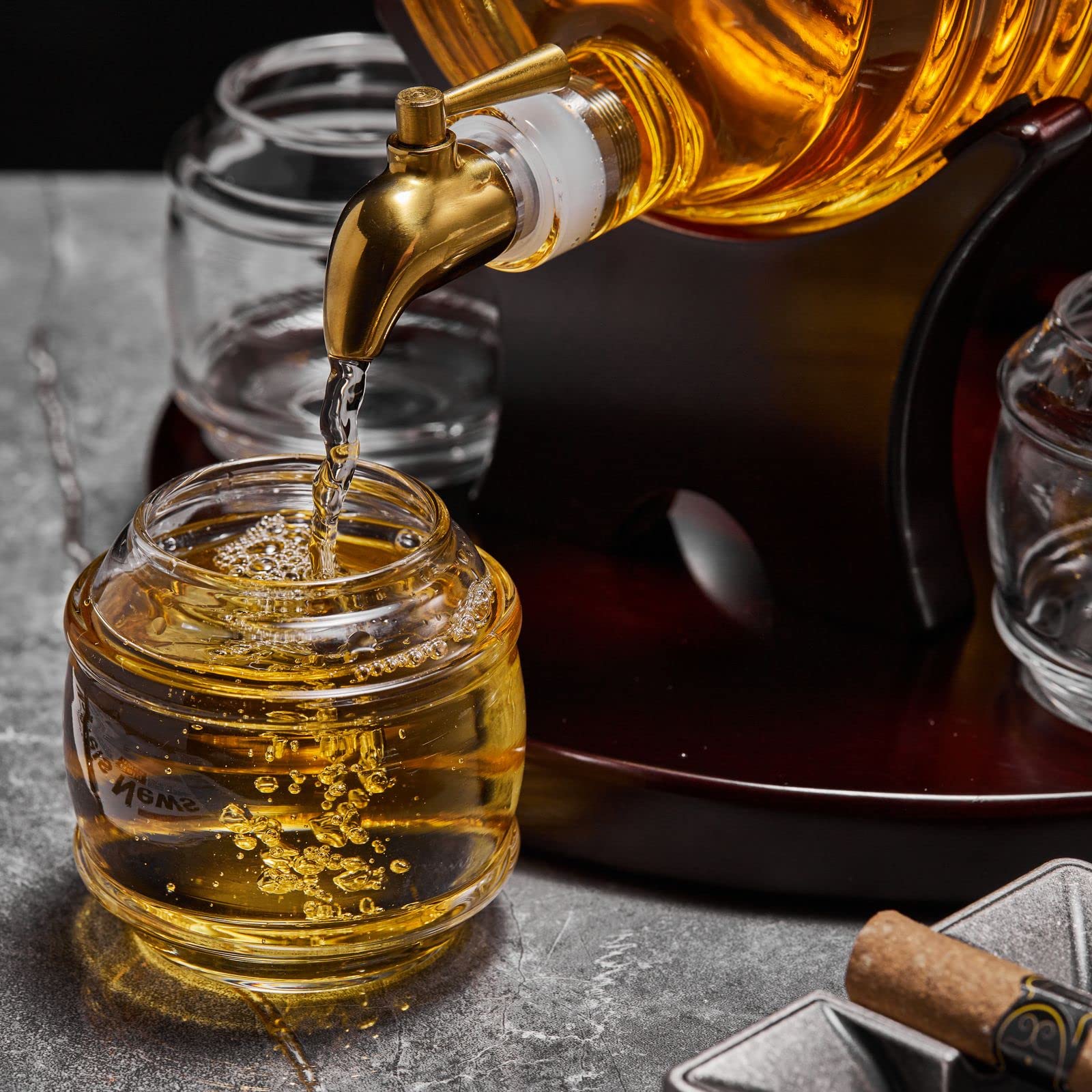 Juego de decantador de barril de whisky para bar en casa, regalos de cumpleaños únicos para hombres y papá, dispensador de licor de barril de 1.3 litros con 4 vasos para bourbon, whisky 3