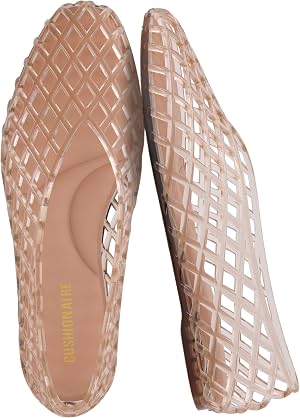 CUSHIONAIRE Siesta Bailarinas modernas de celosía para mujer, zapatos de gelatina cómodos tipo slip-on con punta puntiaguda