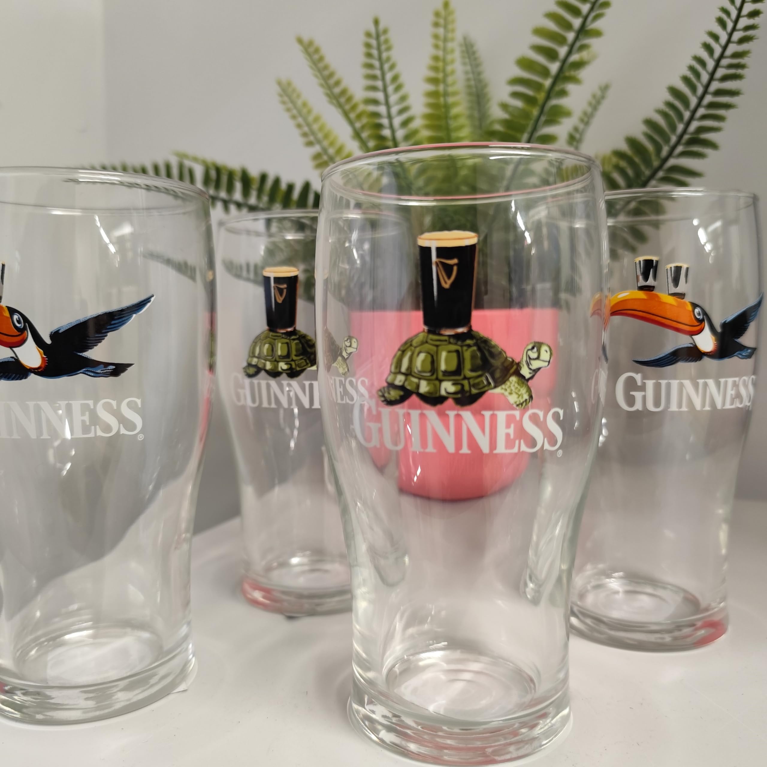 Guinness Set mit 4 Pint-Gläsern, ideal für Zuhause, Bar und Küche (fliegender Tukan/Schildkröte)