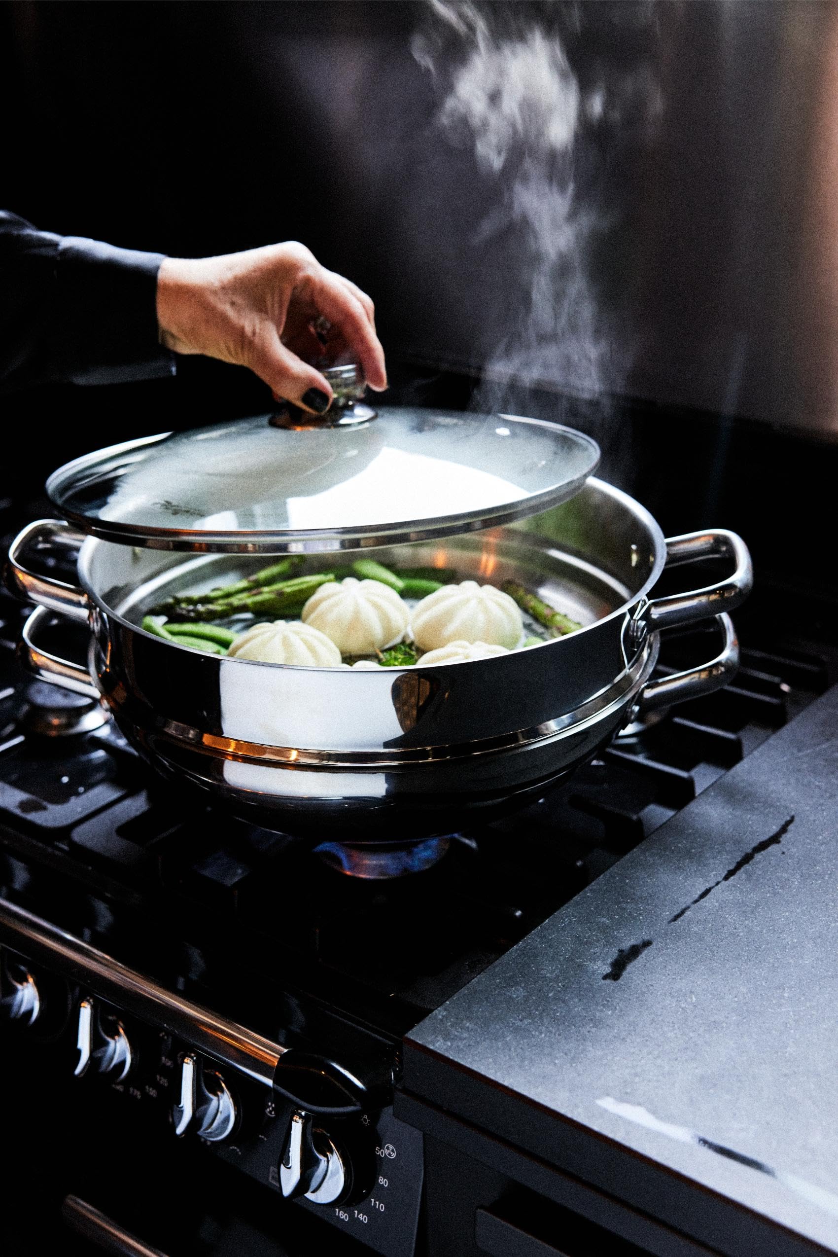 BAUMALU - Wok & Wok Vapeur 2-en-1 - Acier Inoxydable - Tous Feux dont Induction - Couvercle en Verre avec Bords Inox et Trou Vapeur - avec Légumier et Panier - Poignées en Métal - Ø32cm