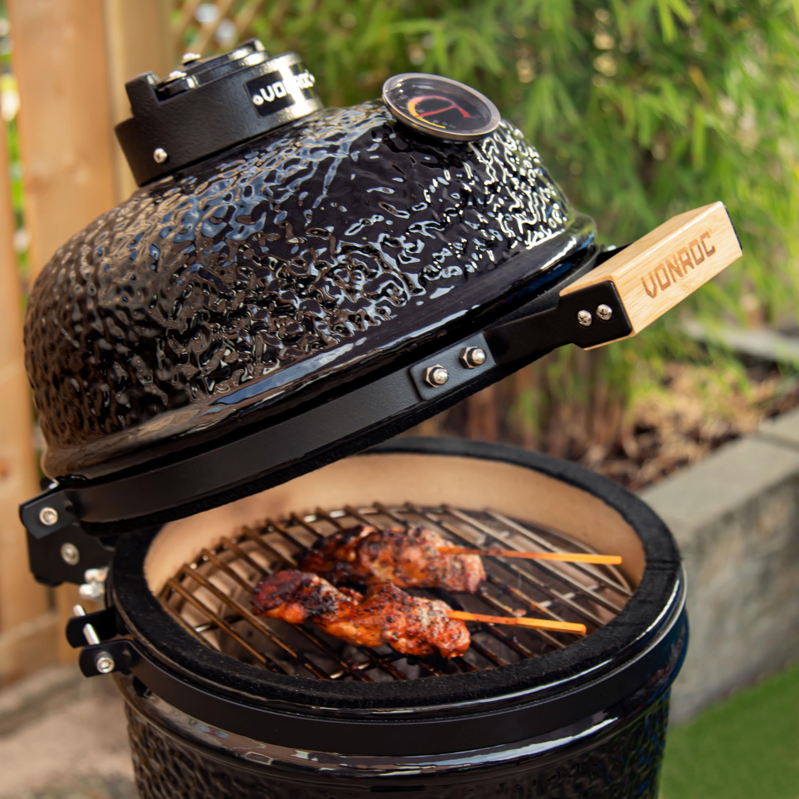 VONROC Barbecue Kamado 13 Pouces - Barbecue Portable Ø27 cm Surface de Cuisson, 25kg - Barbecue Charbon de Bois en Céramique Modèle à Poser – Avec Support, Thermomètre, Repose Assiette & Couvercle