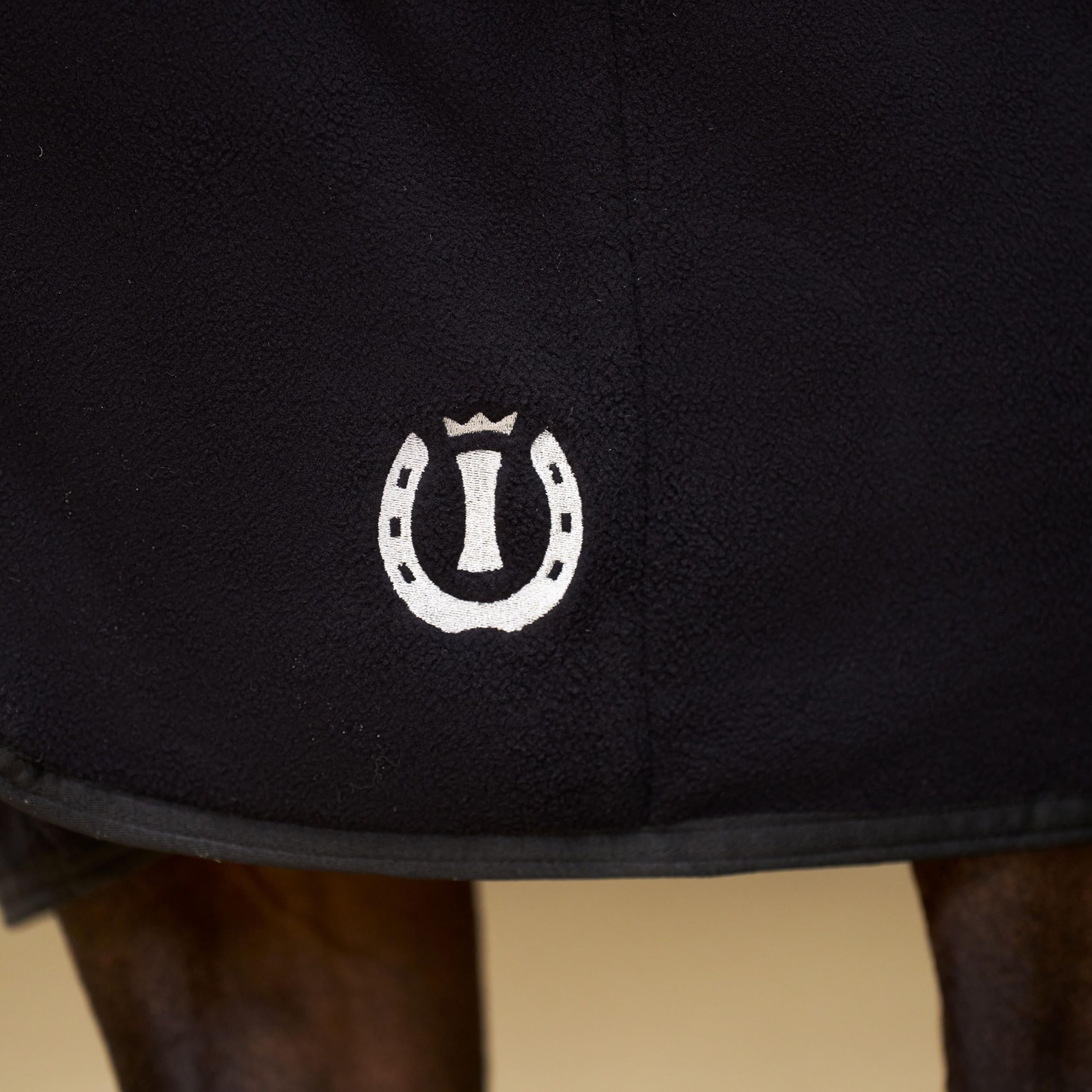 Imperial Riding IRH Fundamental Basic Abschwitzdecke, funktional & atmungsaktiv, schweißabsorbierendes Polar-Fleece Frontverschluss, schnell trocknende Fleecedecke für Pferde, Schwarz, 145