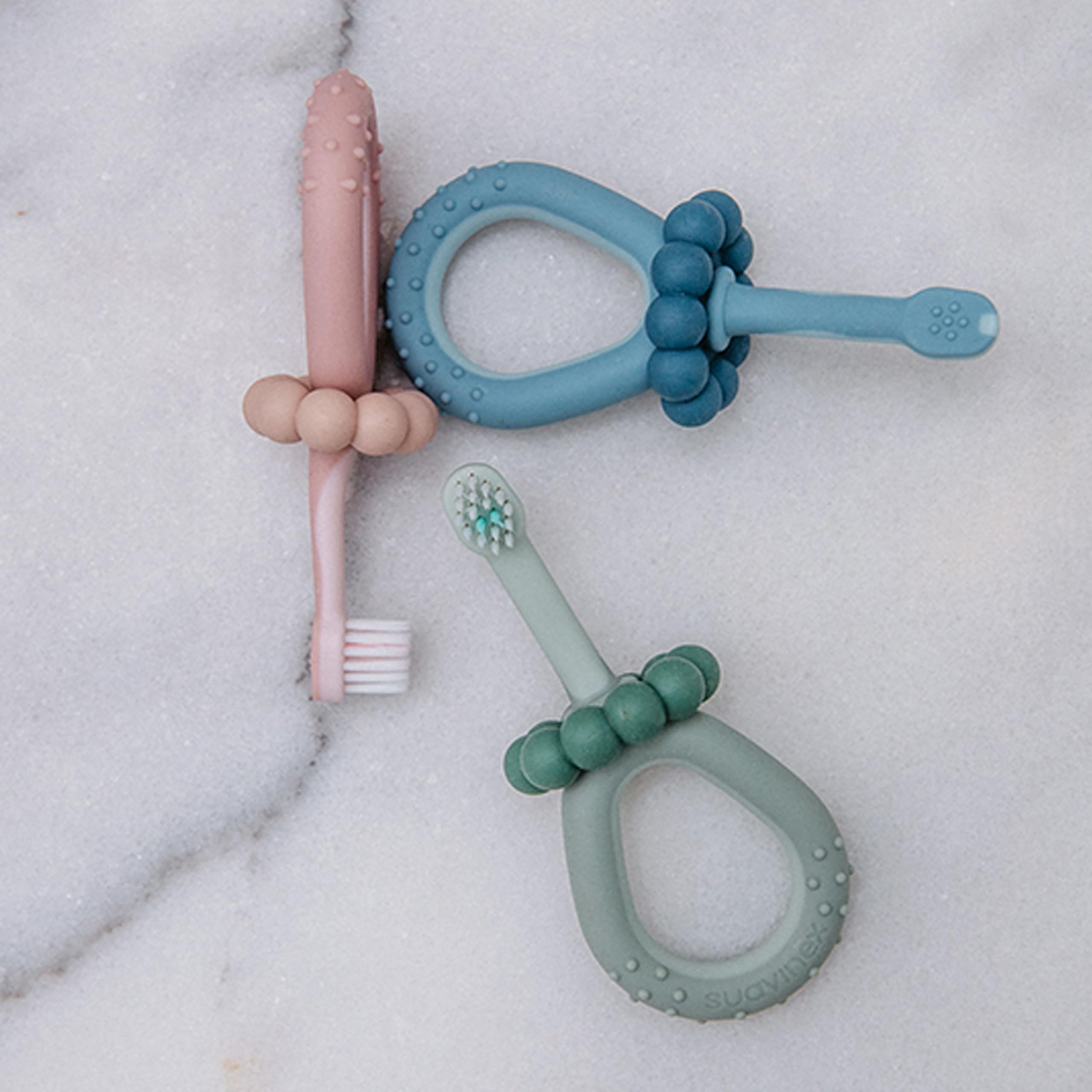 Suavinex, Spazzolino da denti per bambini da 0 a 2 anni, setole super morbide, ideale per gengive sensibili, manico ergonomico, testurizzato e antiscivolo, tappo di sicurezza, pulisci lingua, rosa