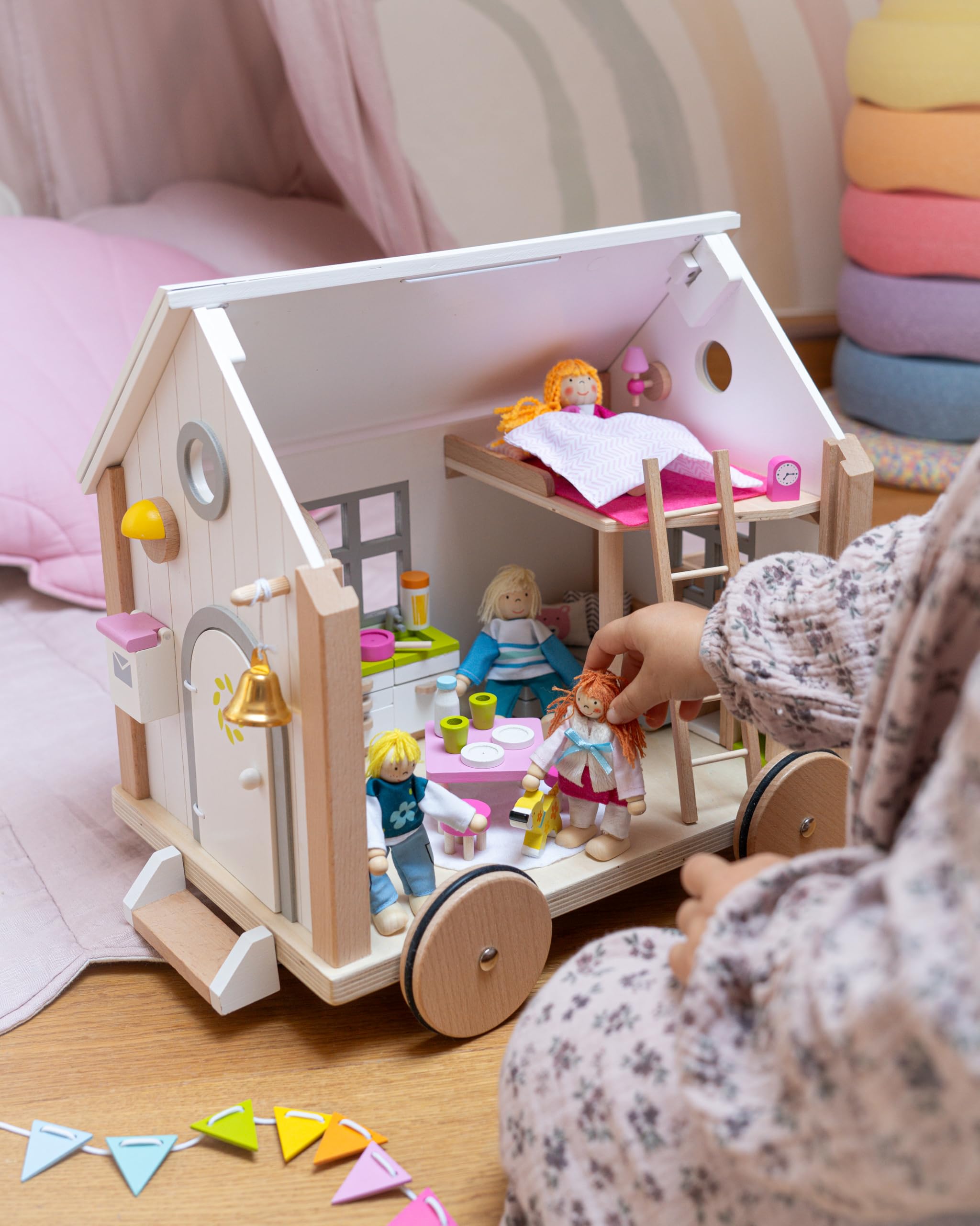 goki 51477 - Tiny House Hygge aus Holz und Textil für Mini-Puppen, Mobiles Puppenhaus im skandinavischen Stil, 38cm x 27cm x 33cm, 40er Set, ab 3 Jahre