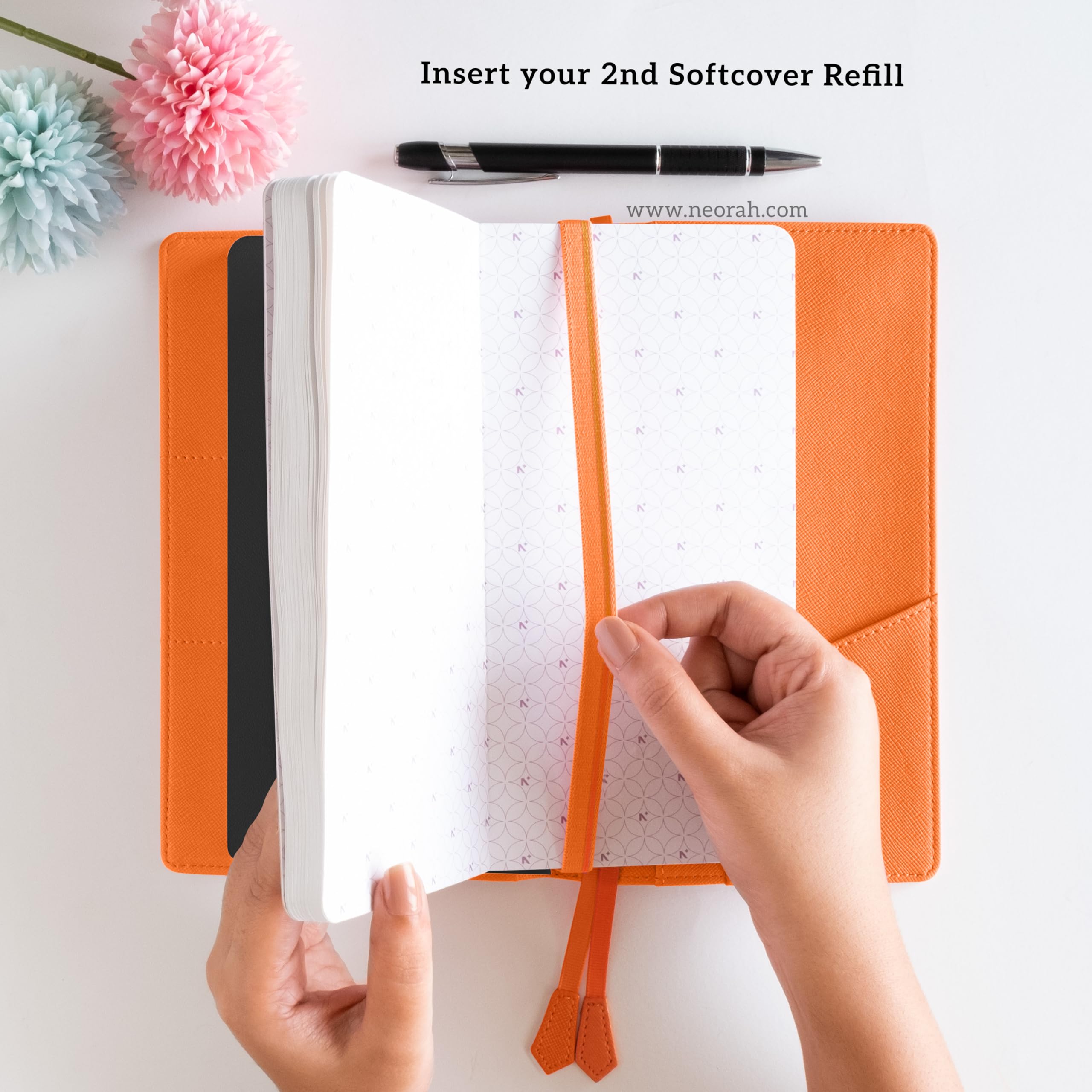 NEORAH — Funda para cuaderno de viajeros PETITE + diario de cuadrícula de puntos | Funda de piel sintética | Compartimento frontal y trasero | 3 ranuras para tarjetas | 2 marcadores | Caja de regalo -