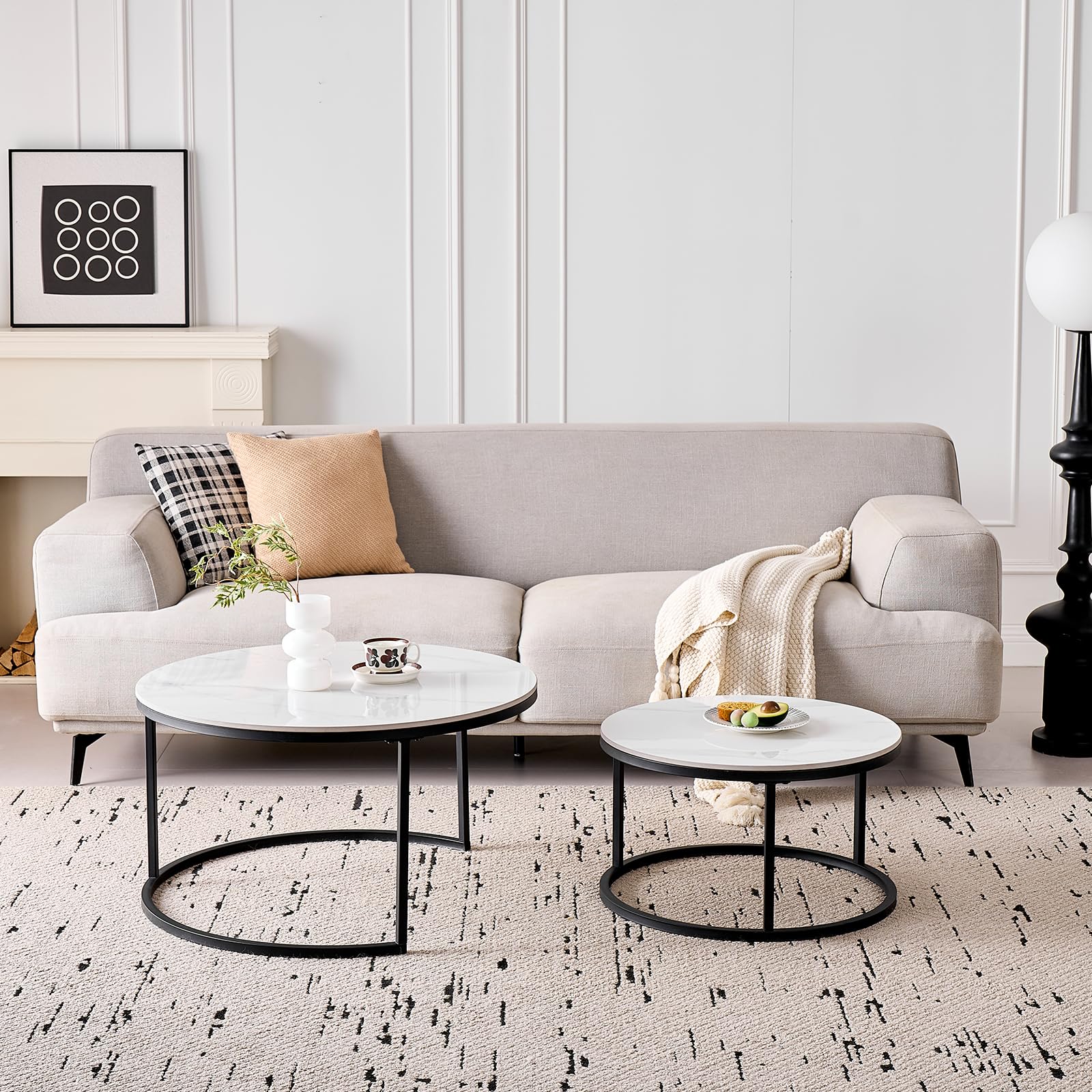 GrandCA HOME Set di 2 Tavolini Rotondi da Caffè, Tavolini Impilabili Moderni per il Soggiorno, Struttura in Metallo Nero, 50 cm e 70 cm, Realizzati in Marmo Bianco e Pietra Sinterizzata