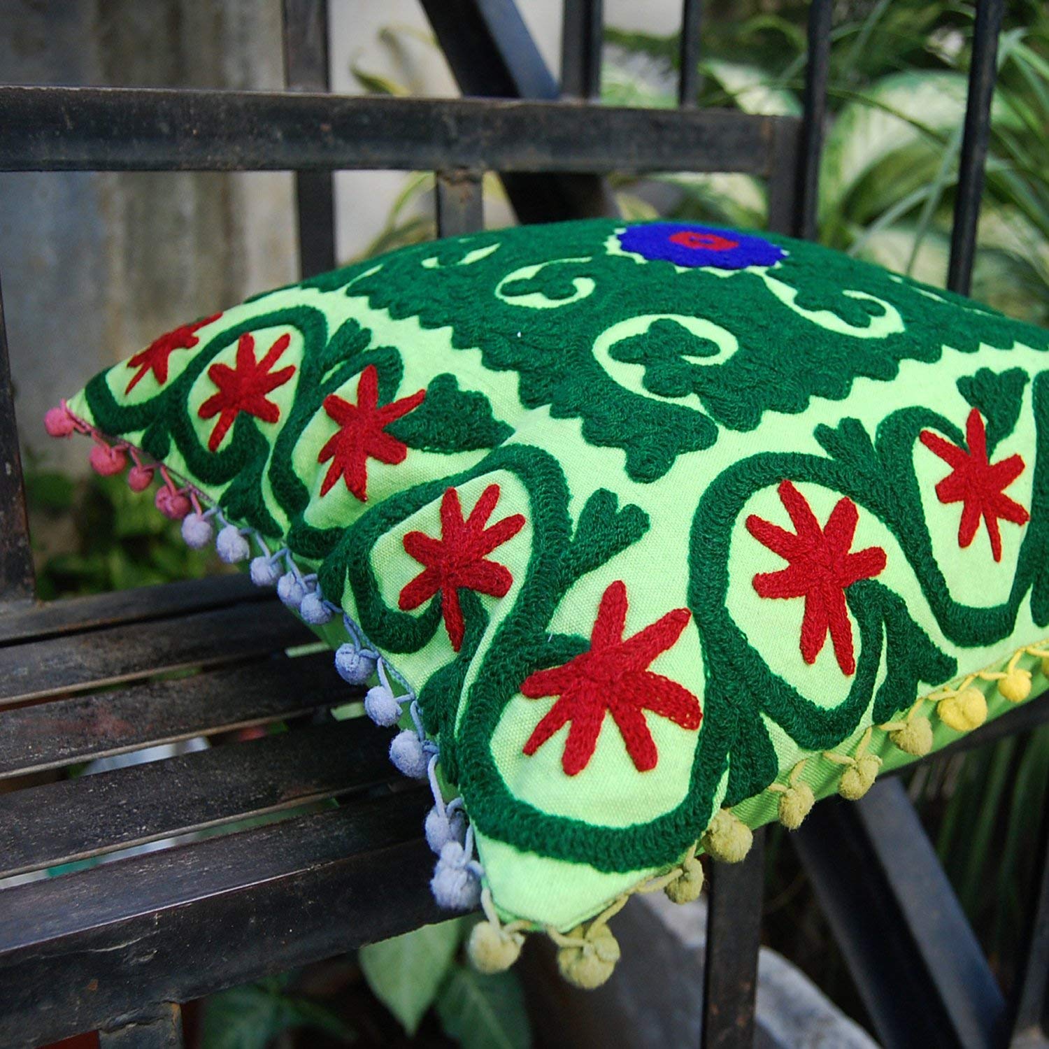 Housse de coussin indienne Suzani brodée main pour raviver un canapé fatigué