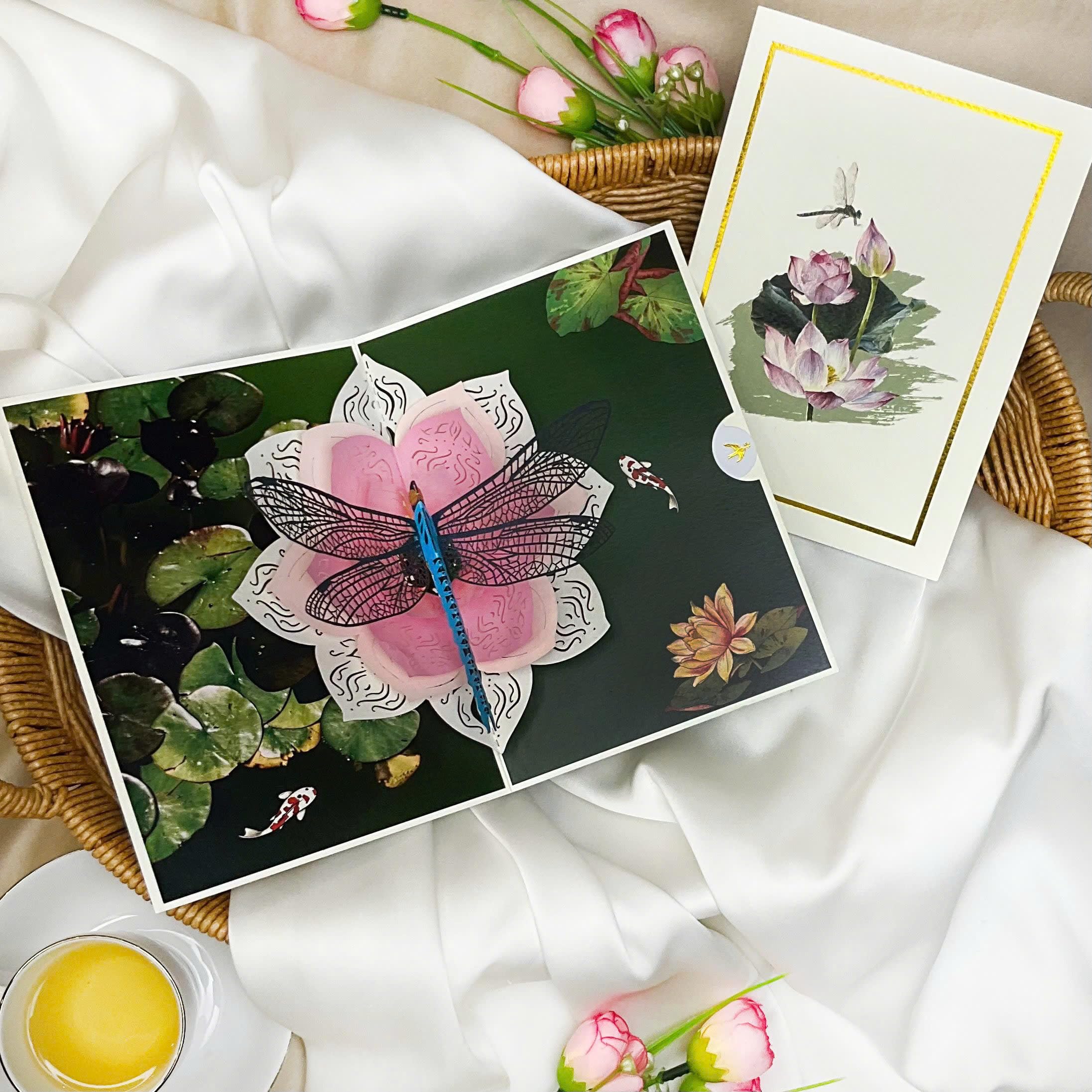 Aimeeoi - Tarjeta de libélula y loto, tarjeta 3D desplegable para el día de la madre para mujer, tarjeta perfecta de cumpleaños, aniversario o día de San Valentín para mamá, esposa, hermana,