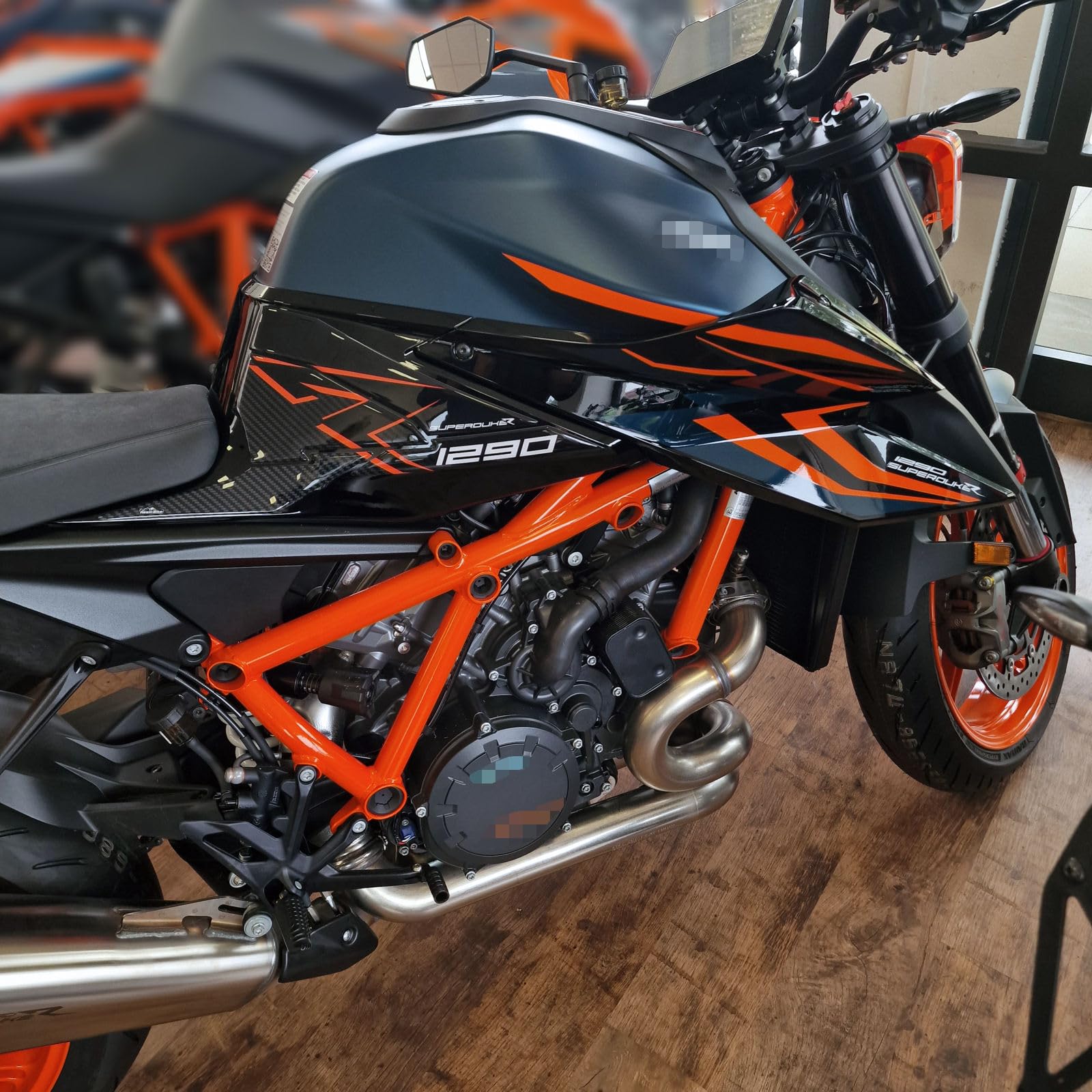 Resin Bike Autocollant Moto Compatibles avec KTM 1290 Super Duke R 2022-2023. Protections Latérales de Réservoir Contre Les Chocs et Les Éraflures. Autocollant 3D Résinés Made in Italy