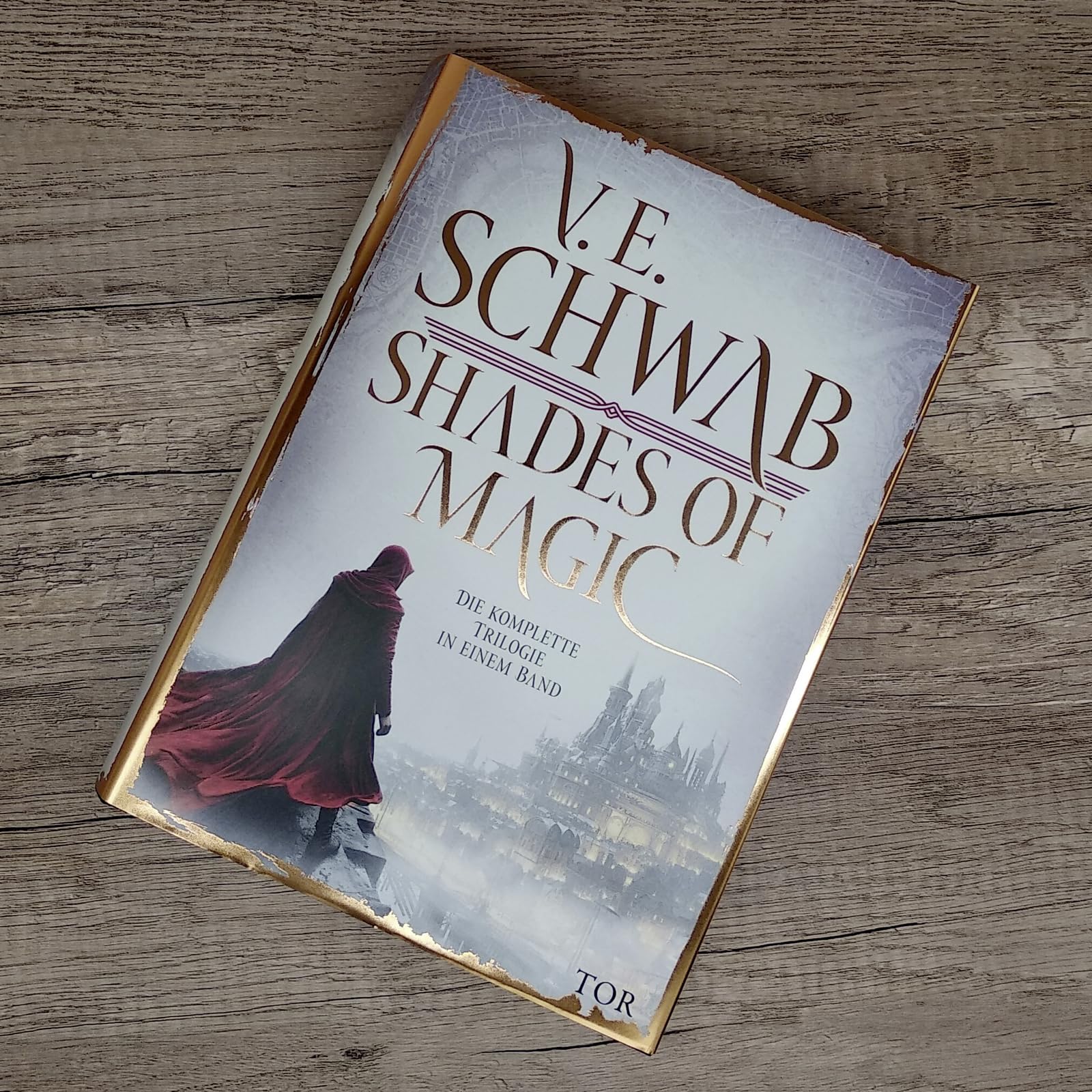 Shades of Magic: Die komplette Trilogie in einem Band, mit Farbschnitt und Bonusmaterial.