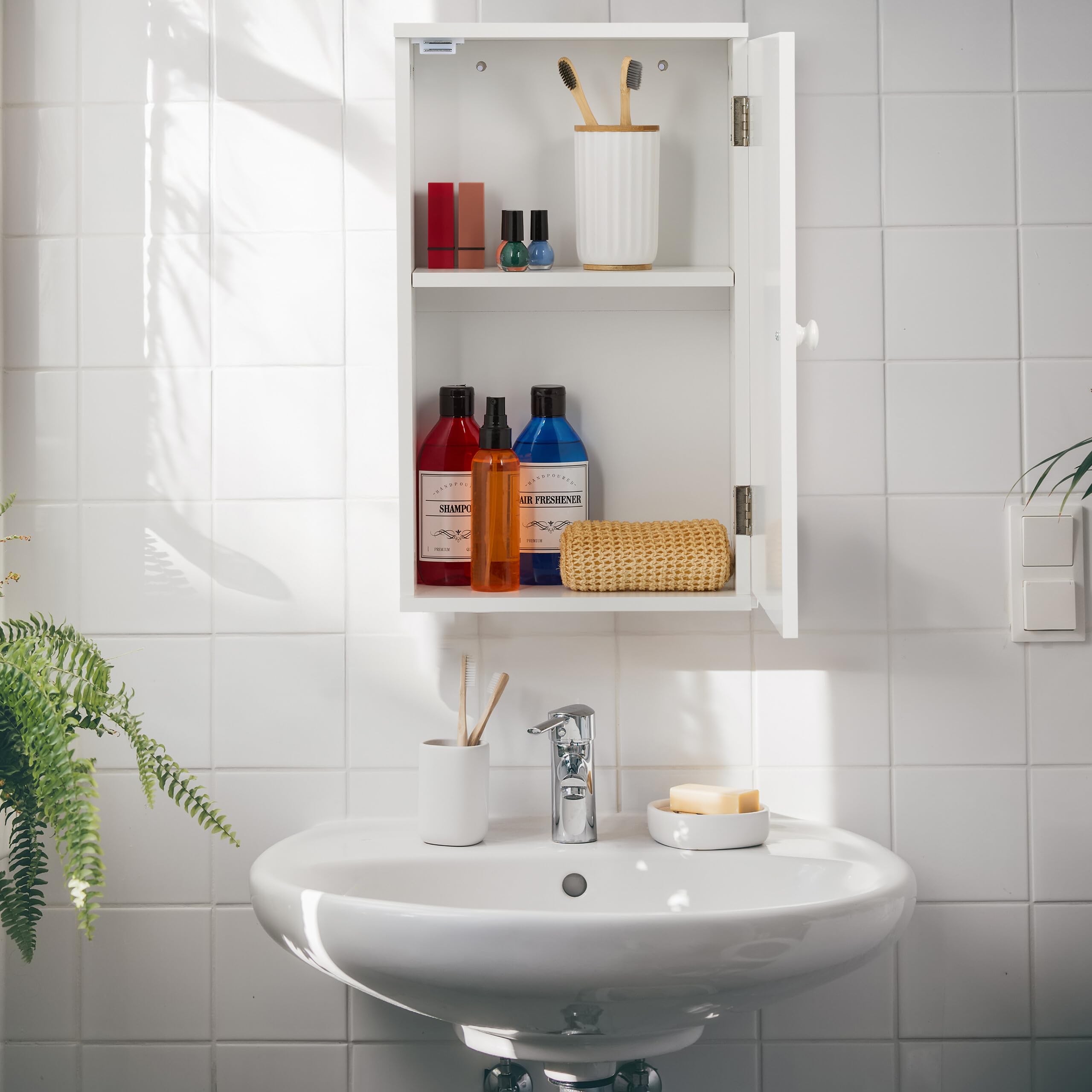 Relaxdays Mobiletto da Bagno Pensile, 2 Ripiani e Anta in MDF, Armadietto Sospeso da Parete, HLP: 50x30x15,5 cm, Bianco