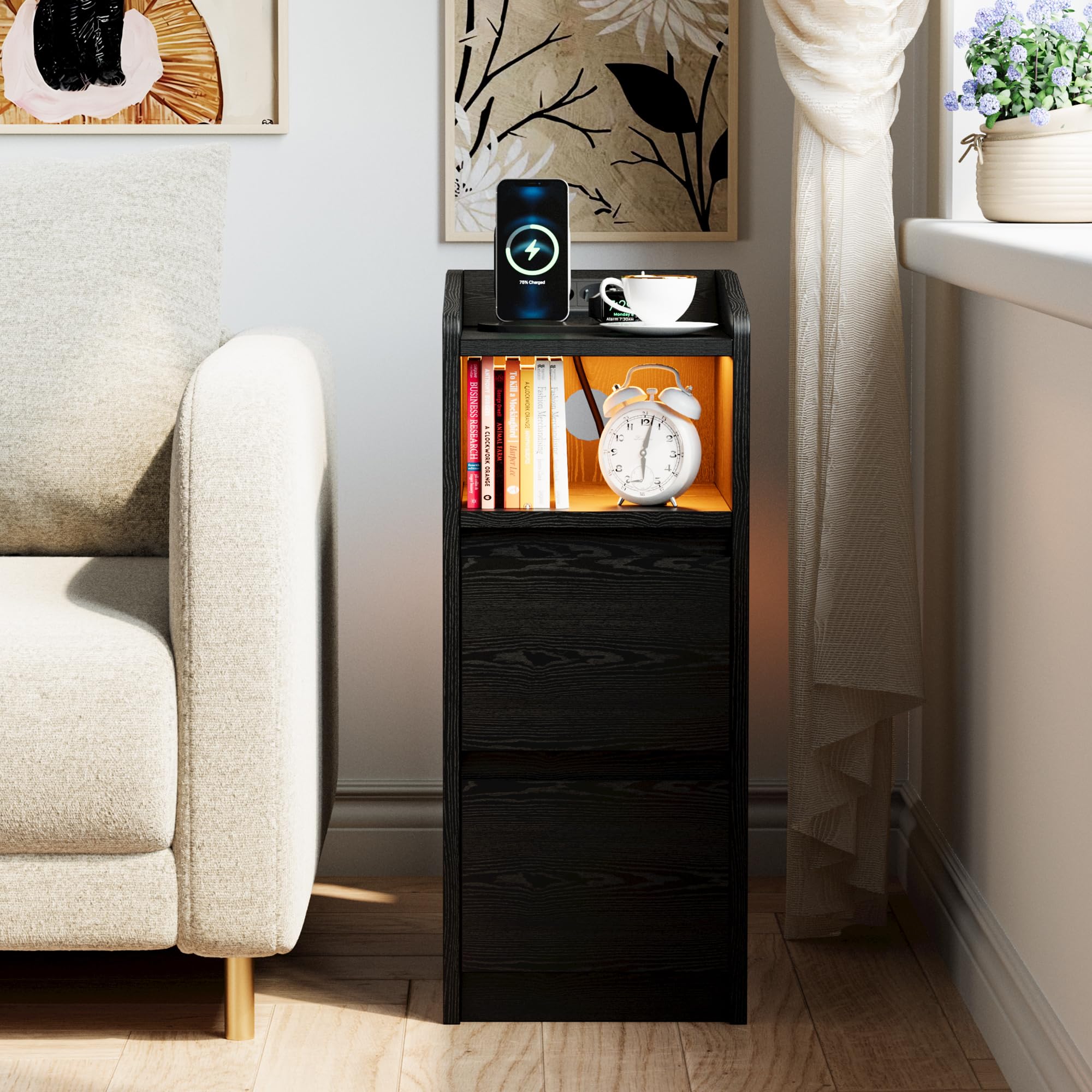 IRONCK Nachttisch Schmal, Beistelltisch mit Ladestation und LED, Bedside Table mit Offenem Fach, für Schmale Räume Schlafzimmer, Wohnzimmer, Schwarz