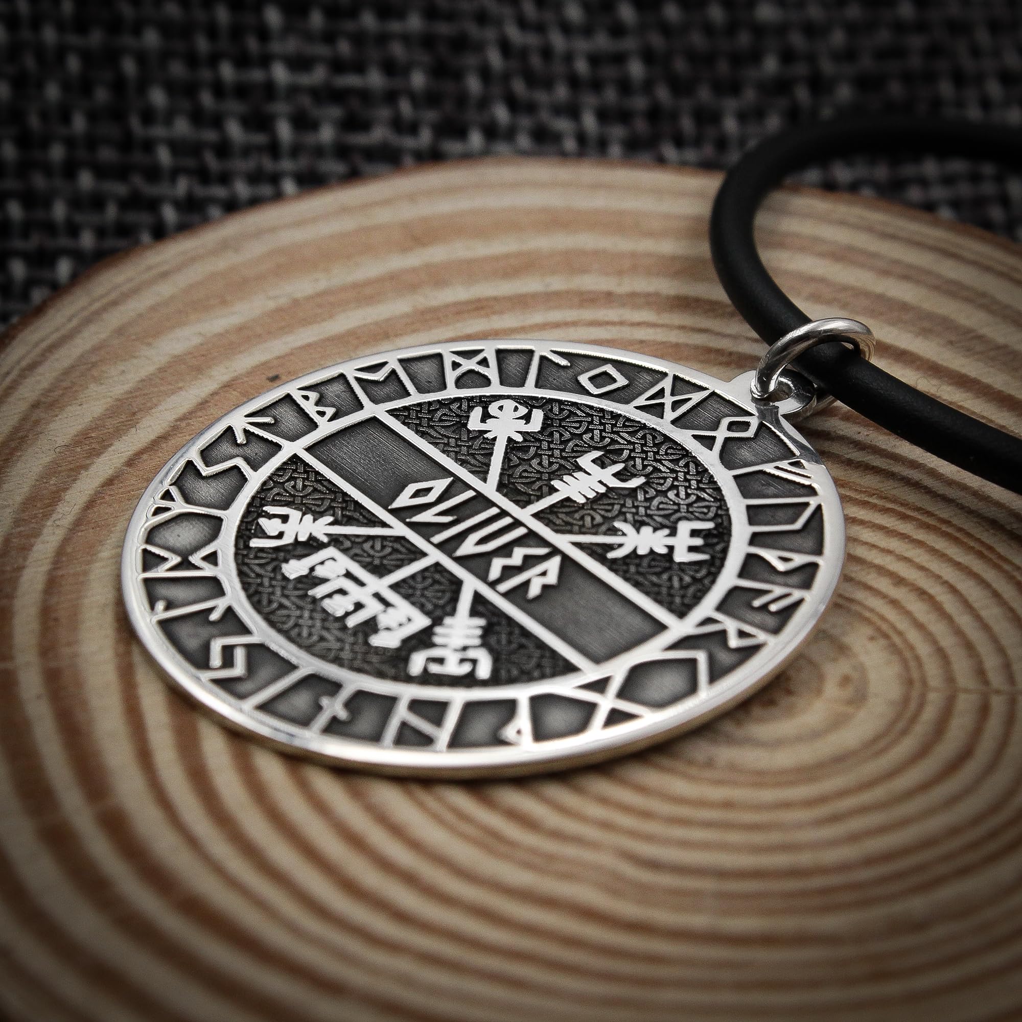 Colgante Vikingo Personalizado para Hombre en Plata de Ley 925 – Amuleto Vegvísir con Runas y Nombre Grabado – Joya Nórdica de Protección – Regalo para Papá, Marido o Novio – Mi Joya Personalizada