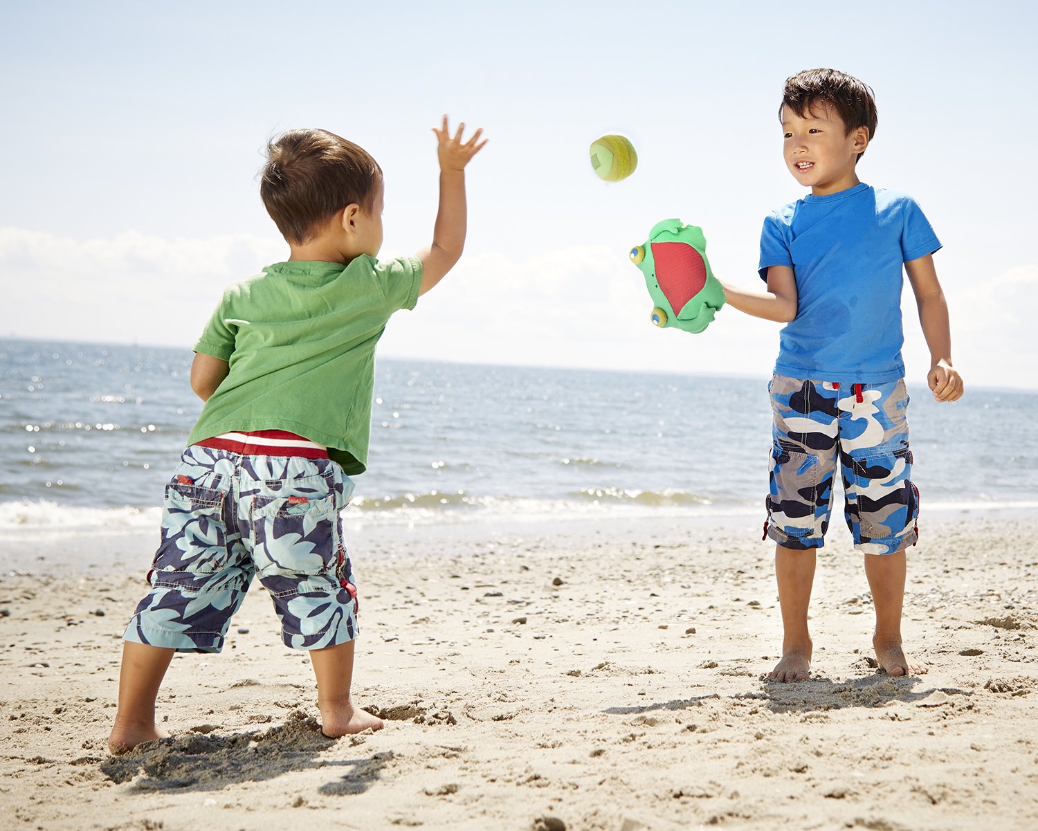 Sunny Patch Skippy Frog Toss and Grip Juego de acción – 2 mitones, 2 bolas suaves 2