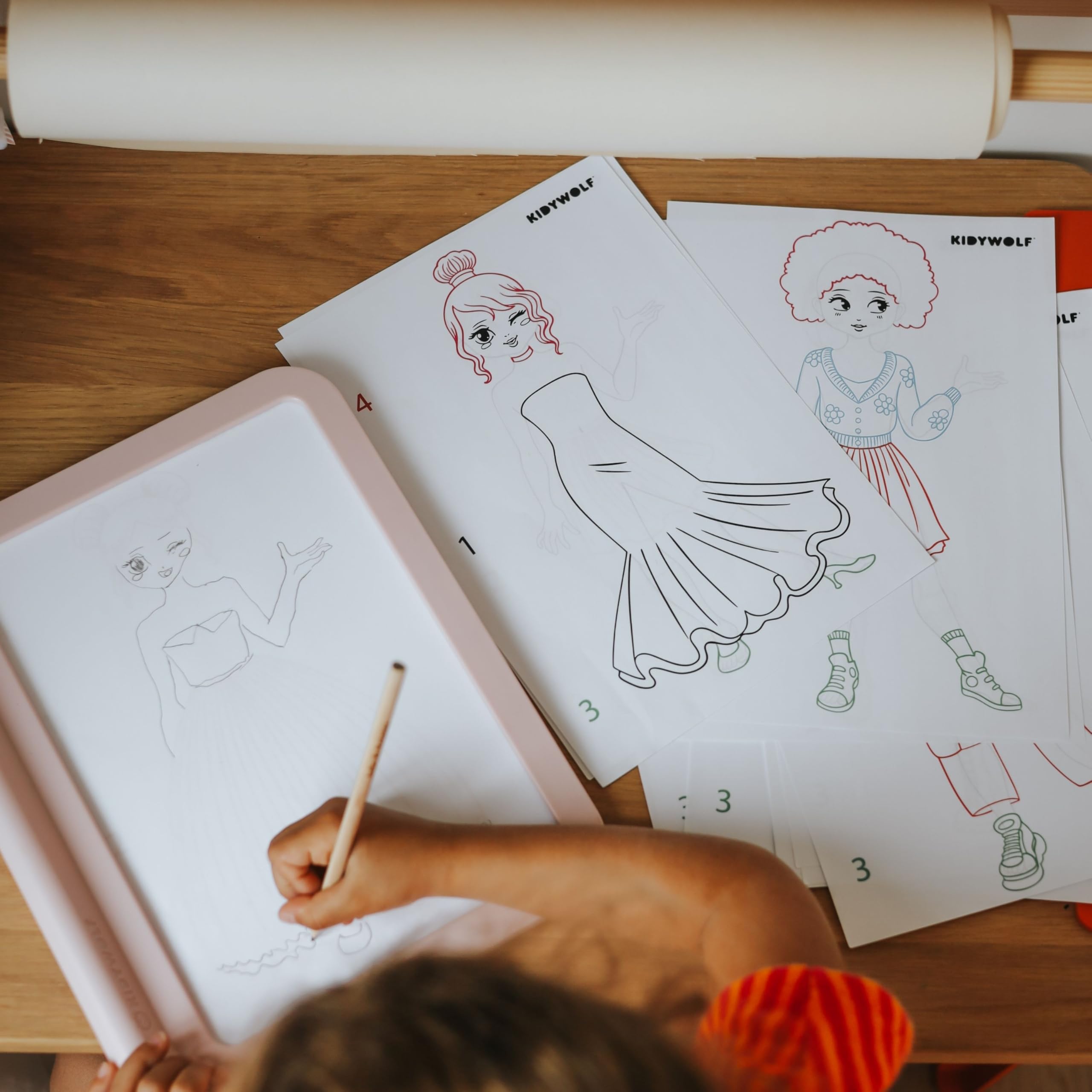 KIDYWOLF - KIDYDRAW PRO FASHION - Leuchttisch Kinder & Modedesign Set - LED Zeichentafel Wiederaufladbar - Maltafel für kleine Stylisten ab 5 J.
