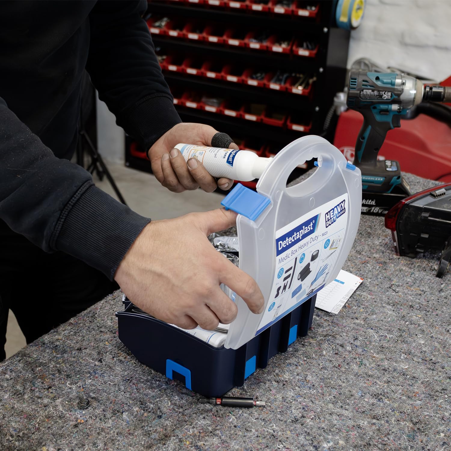 Detectaplast Kit pronto soccorso professionale con cerotti neri resistenti y cerotto spray, ideale per industria, artigiani, ristorazione, officine e uso quotidiano. Valigetta portatile. 86 pezzi