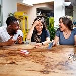 Sons Fishy: Le jeu de société de famille à la pensée rapide et bluffante pour les enfants 10+ et des adultes — Meilleurs nouveaux jeux de société, Jeux de quiz de famille, Trivia Games, Grand Panier de Pâques