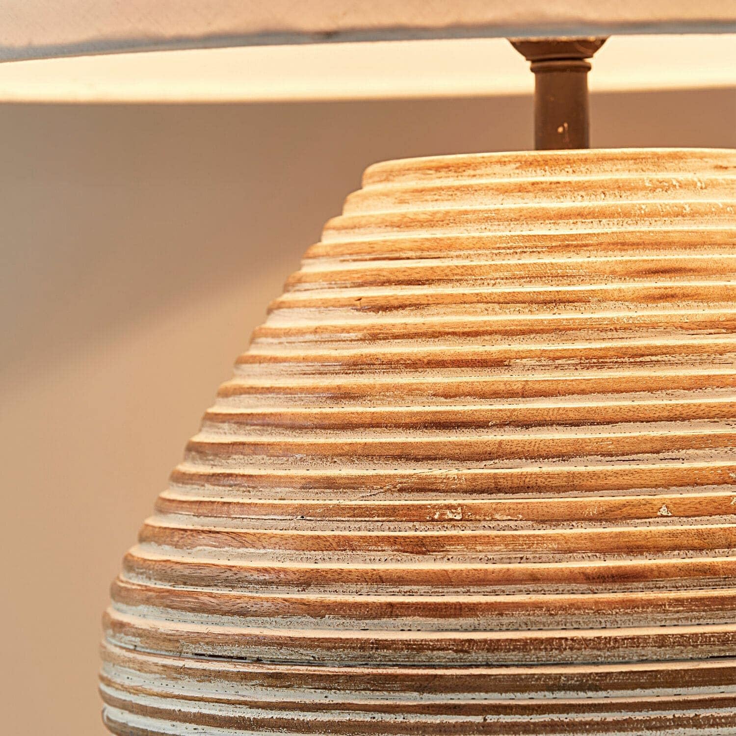 Loberon Tischlampe Landelin - weiÃŸ/braun | Handgedrechselt - Natüricher Look - Fuß mit White-Washed-Finish - Tischleuchte - Mangoholz