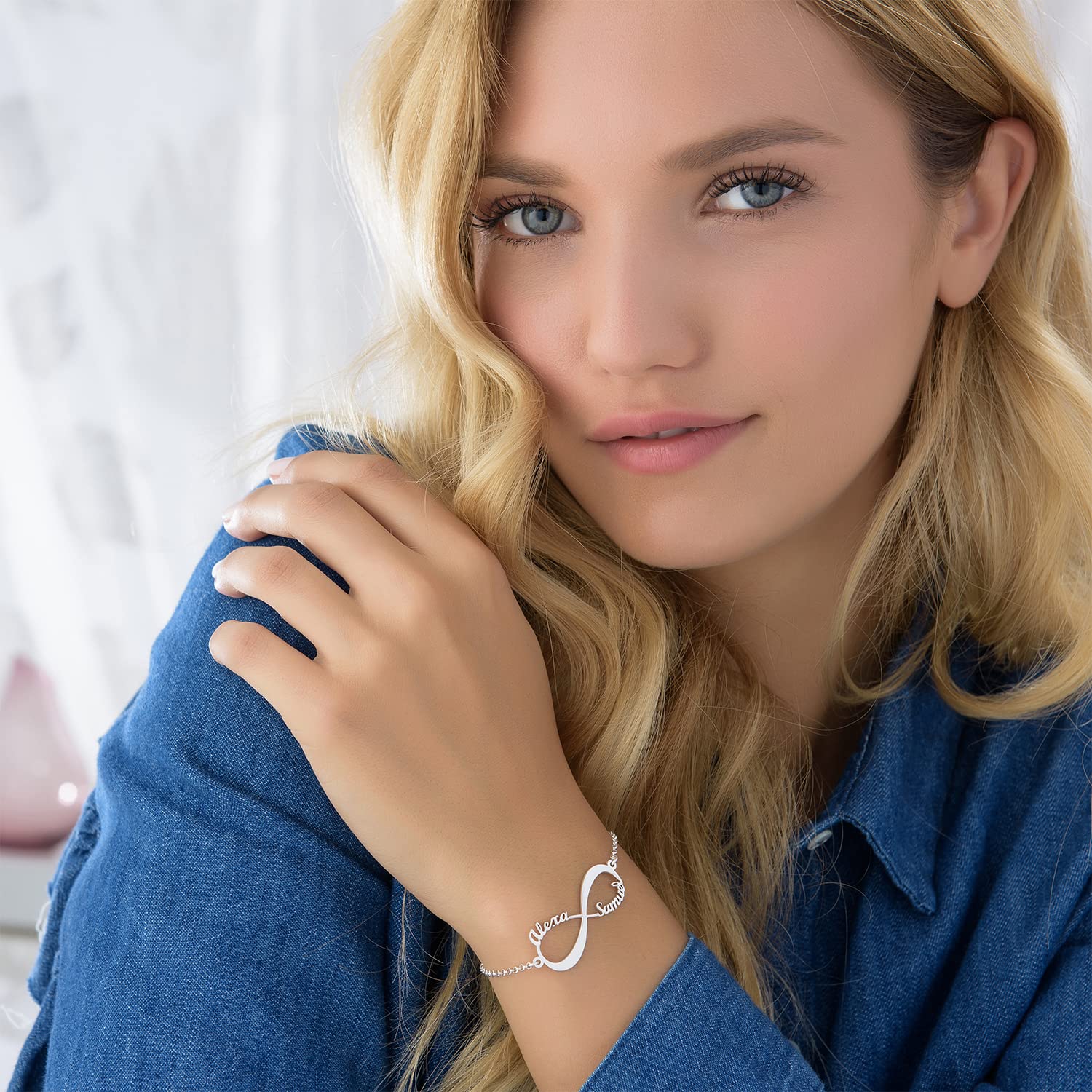 MYKA - Pulsera Infinito con nombres - Joyería personalizada para Mamá, Abuela - pulsera con nombre, letras - Regalos para mujer, Día de la Madre, Navidad, Cumpleaños