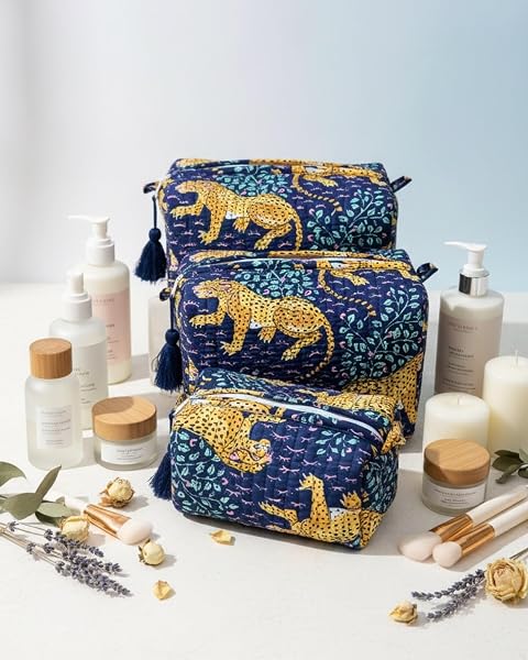 LE KESARI Kit 3 Trousses de Maquillage Léopard – Petite, Moyenne et Grande – Trousse de Toilette Femme Voyage – Pochette Cosmétique Matelassée avec Pompons (Bleu) - 5
