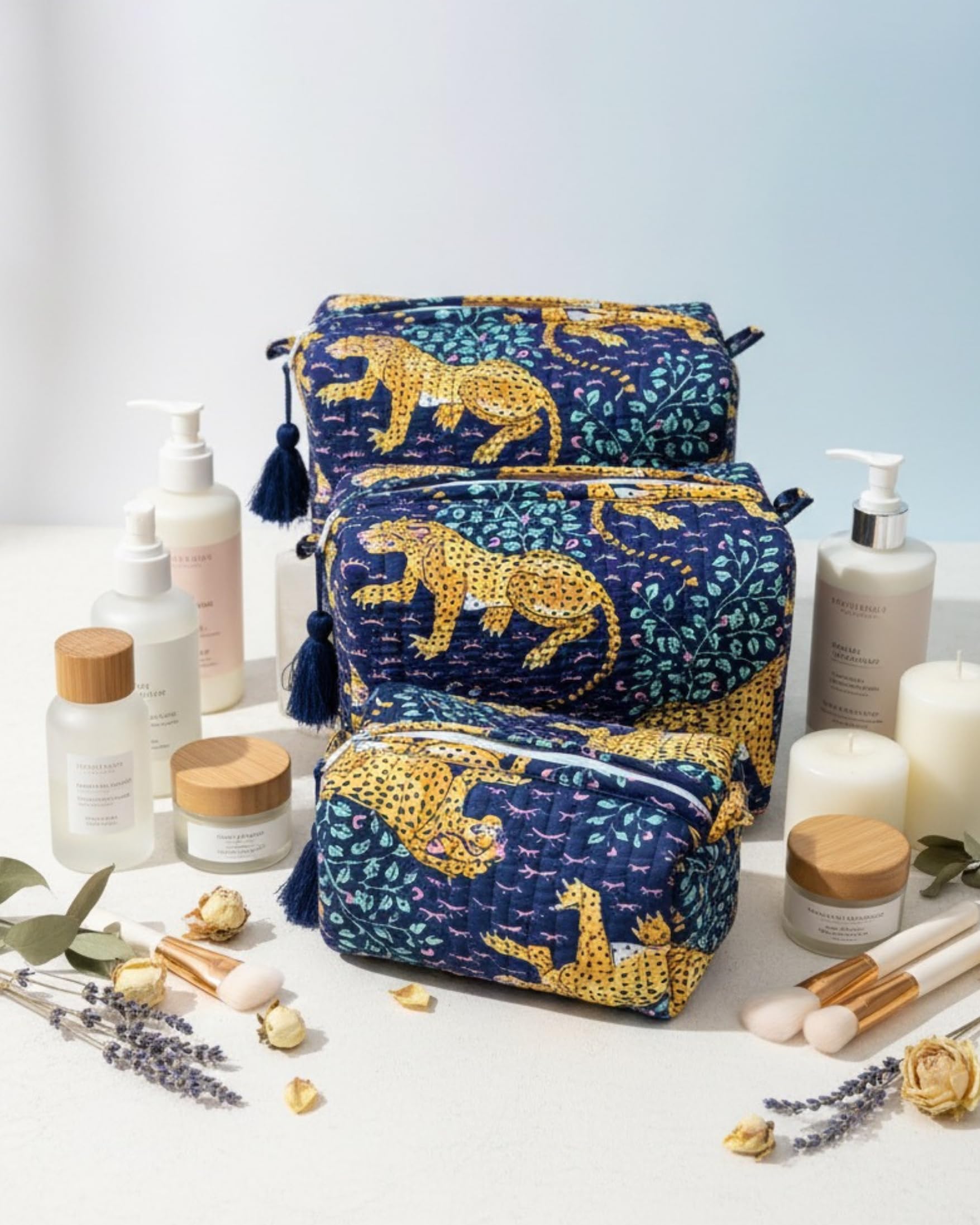 LE KESARI Kit 3 Trousses de Maquillage Léopard – Petite, Moyenne et Grande – Trousse de Toilette Femme Voyage – Pochette Cosmétique Matelassée avec Pompons (Bleu) - 5