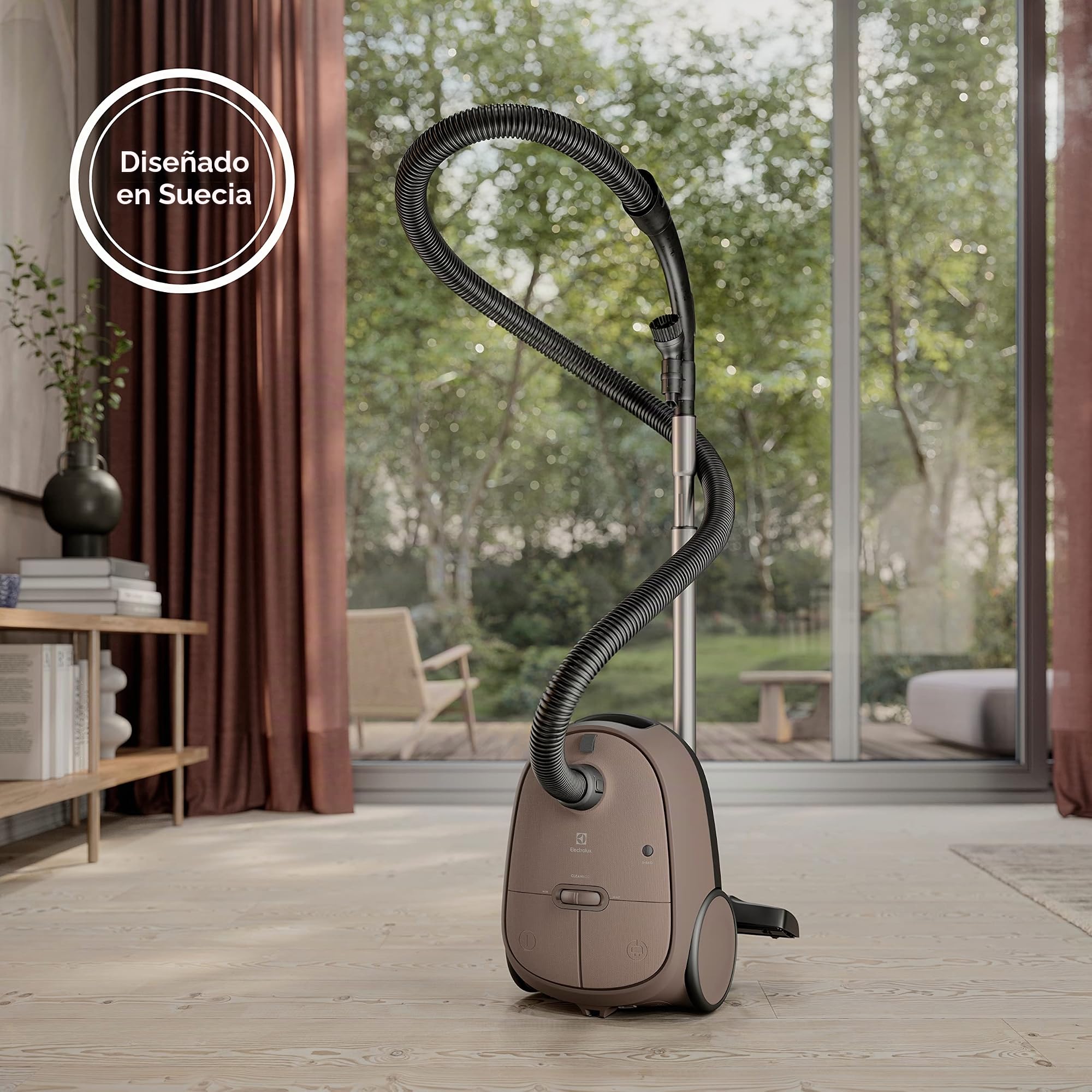 Electrolux 600 Clean, Aspirador con Bolsa, Controles de Pies, 50% de Plástico Reciclado, Filtro Higiene 12 Lavable, Cordón 12m XXL, EB61C3WBL, Marrón