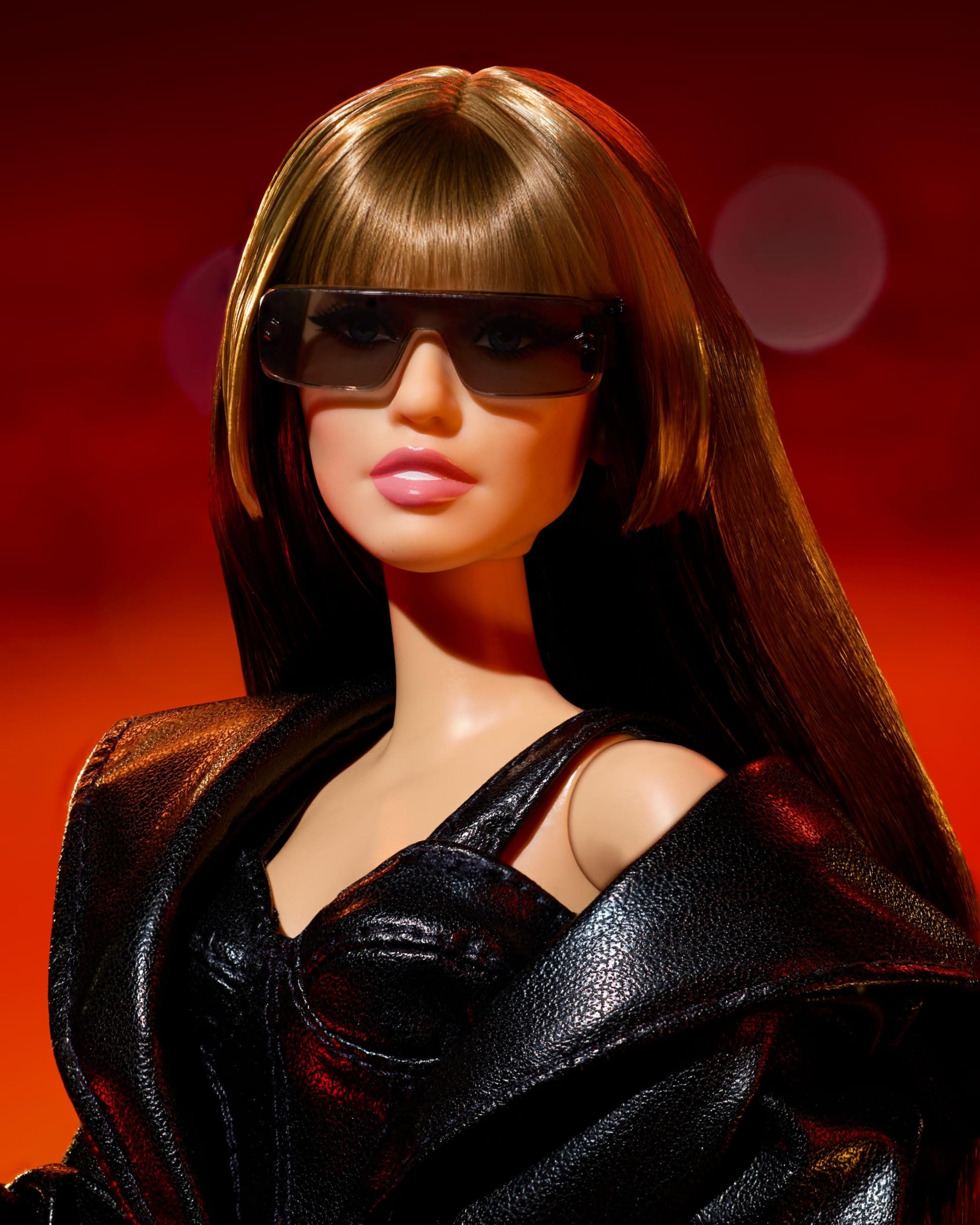 Barbie Signature Miley Cyrus Lalka kolekcjonerska, czarny strój ze sztucznej skóry: spodnie i kurtka z kapturem, buty na obcasie, lalka dla dzieci 6+, fanów i kolekcjonerów, JJY06